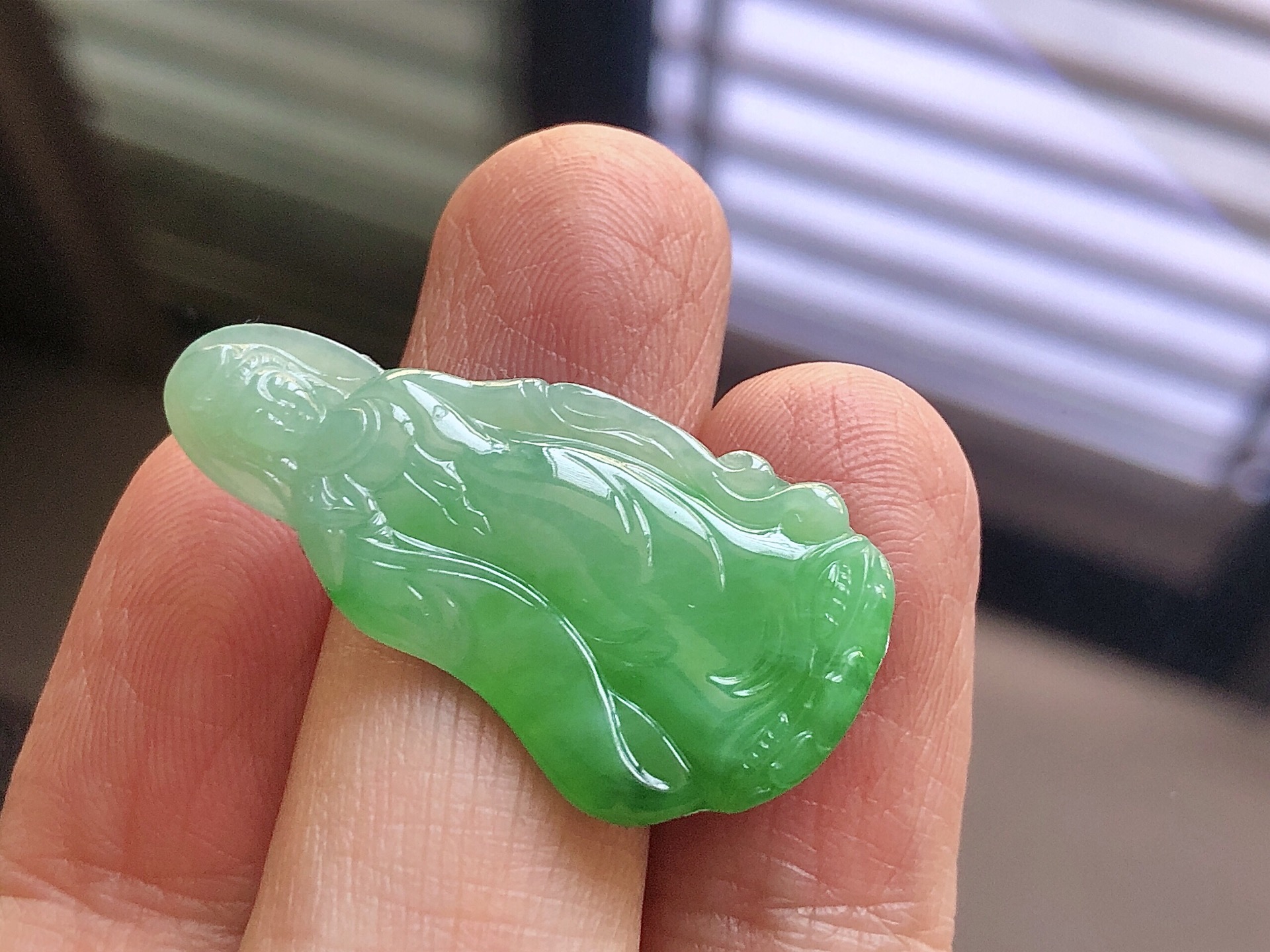 ️ 冰种阳绿观音， 色泽艳阳，通透水润，玉质细腻，雕工精湛，面相慈祥，意境祥和安宁，品相，无裂，尺寸35.3*18.2*2.8