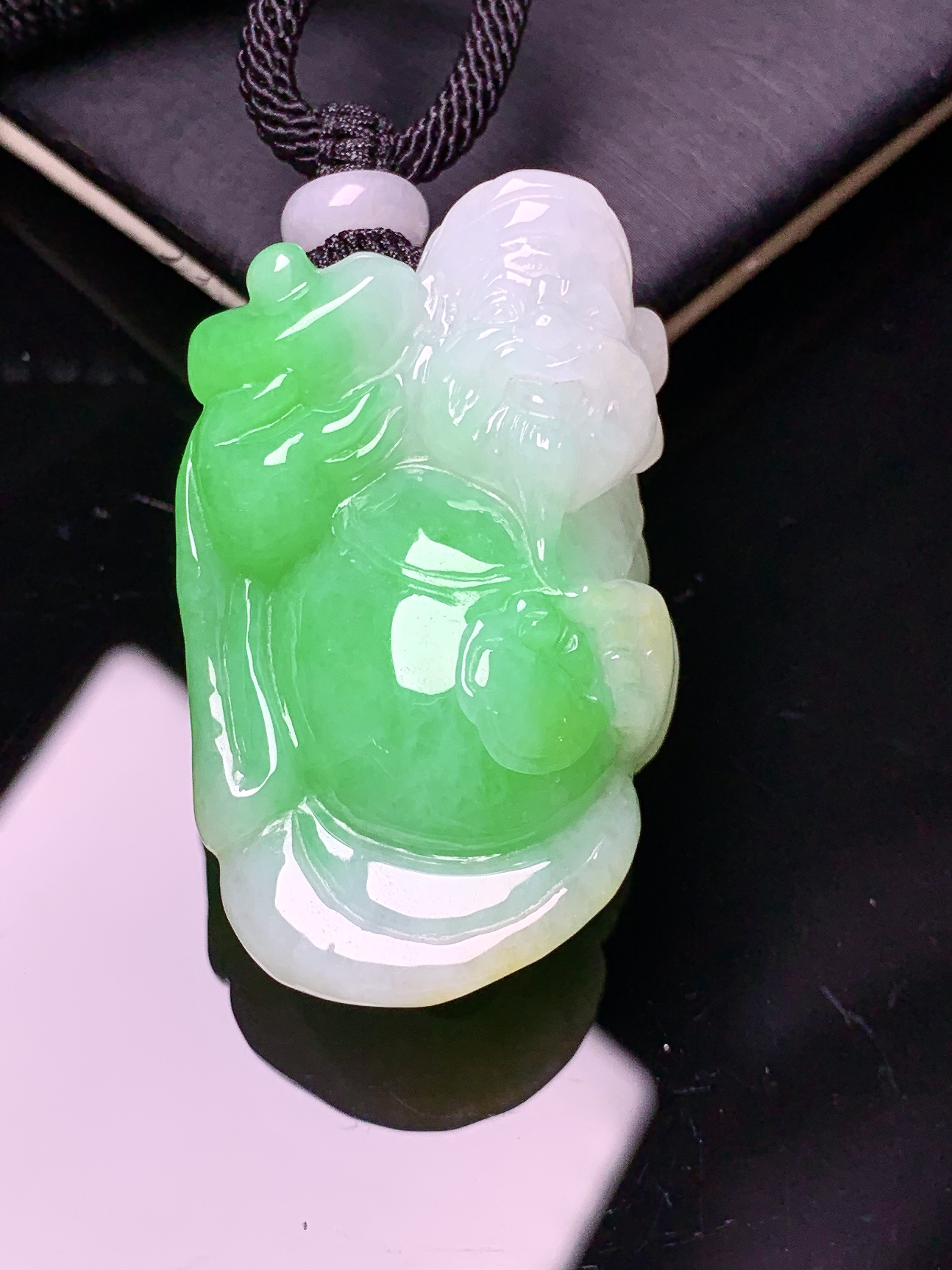 飘绿财神吊坠 玉质细腻 色泽艳丽清新 水润亮眼 整体尺寸41*24.5*15.5 a5