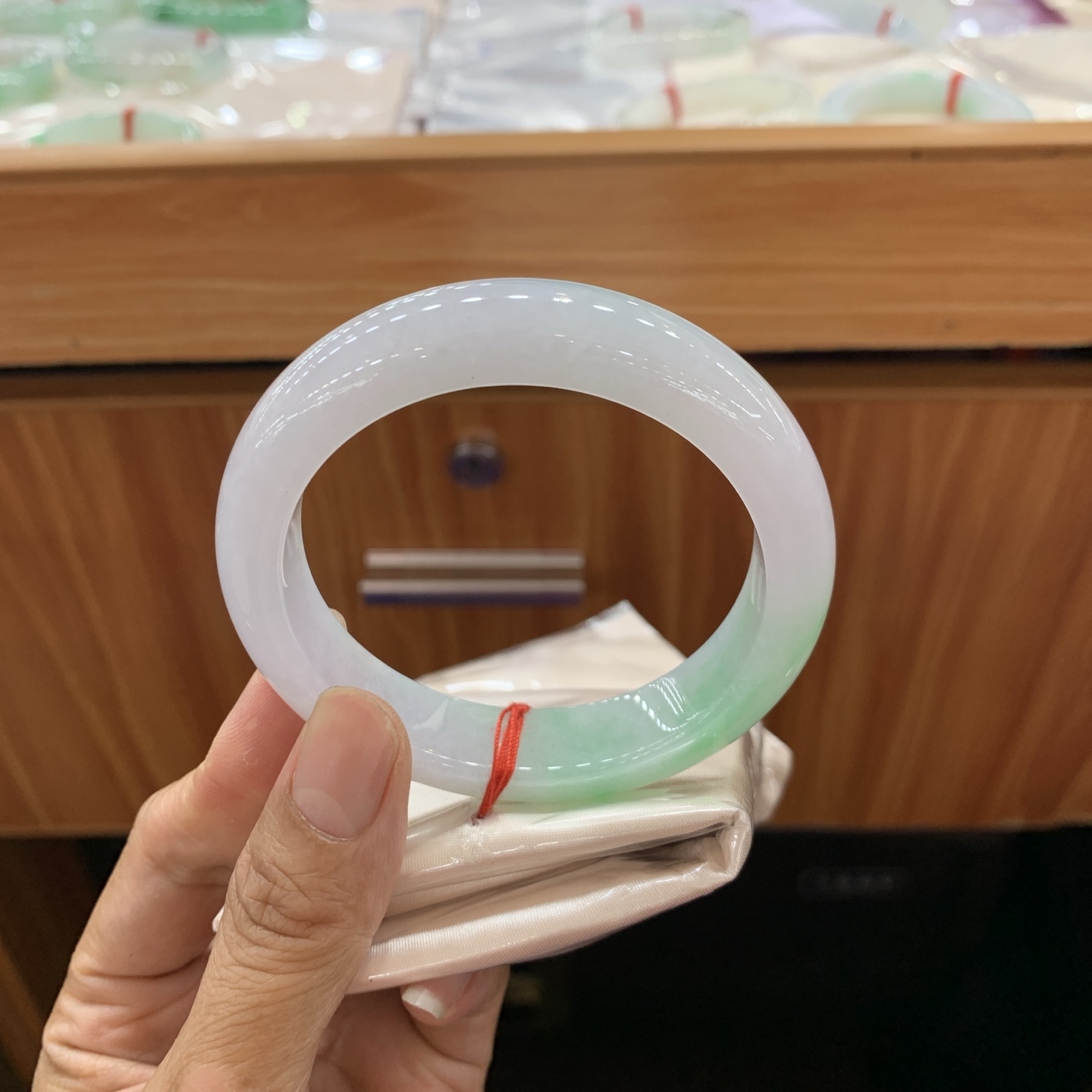051228FN 飘绿正圈翡翠手镯 58-13.2-9.2