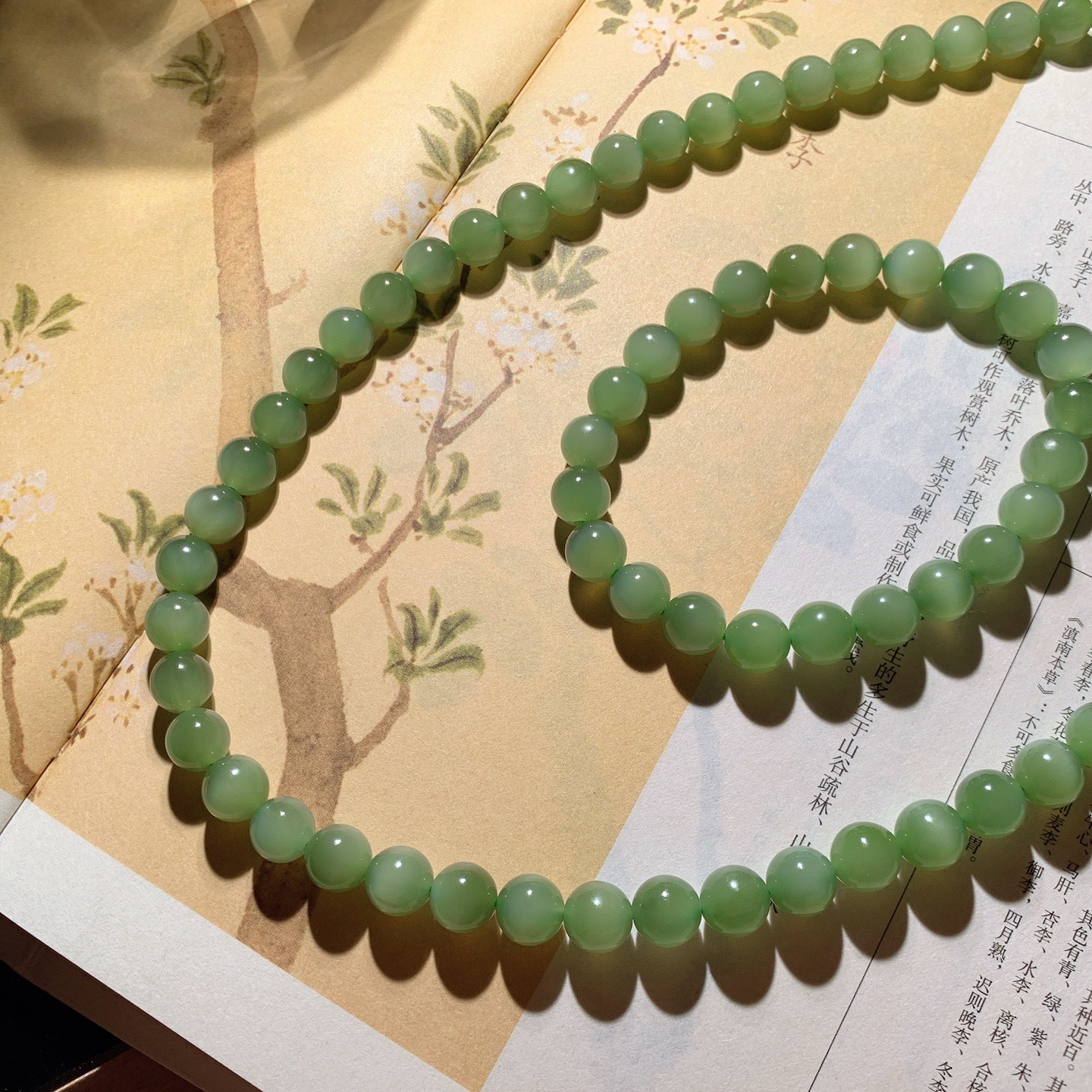 一套和田玉阳绿俄罗斯碧猫眼项链。单颗尺寸8总重65克 玉质细腻油润 底色纯净 脂粉好，品质好。lt260513