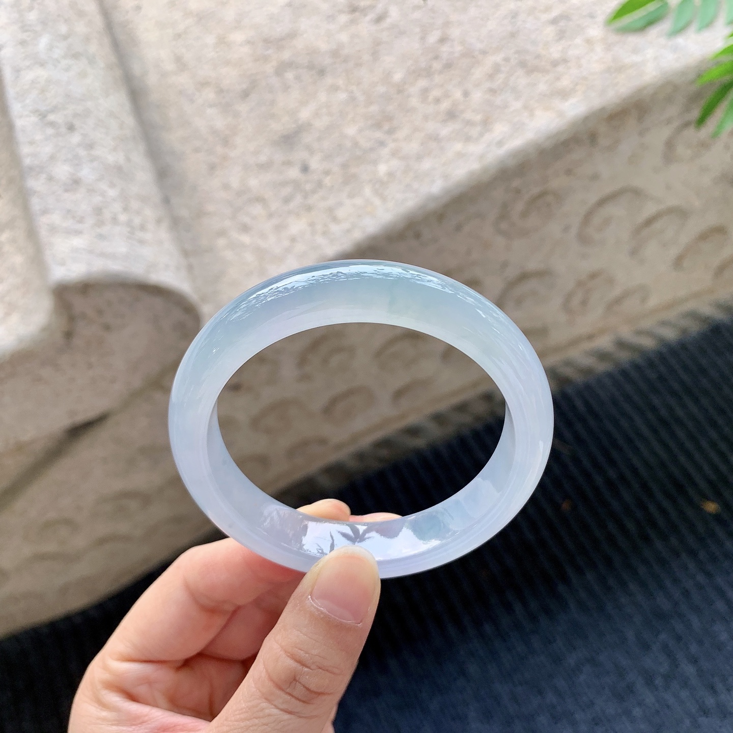 正圈53 54 【圈口】54.8/12/8.8 【编码】BA051364 【描述】冰糯，清透，水润，种老，细腻，打灯有棉线