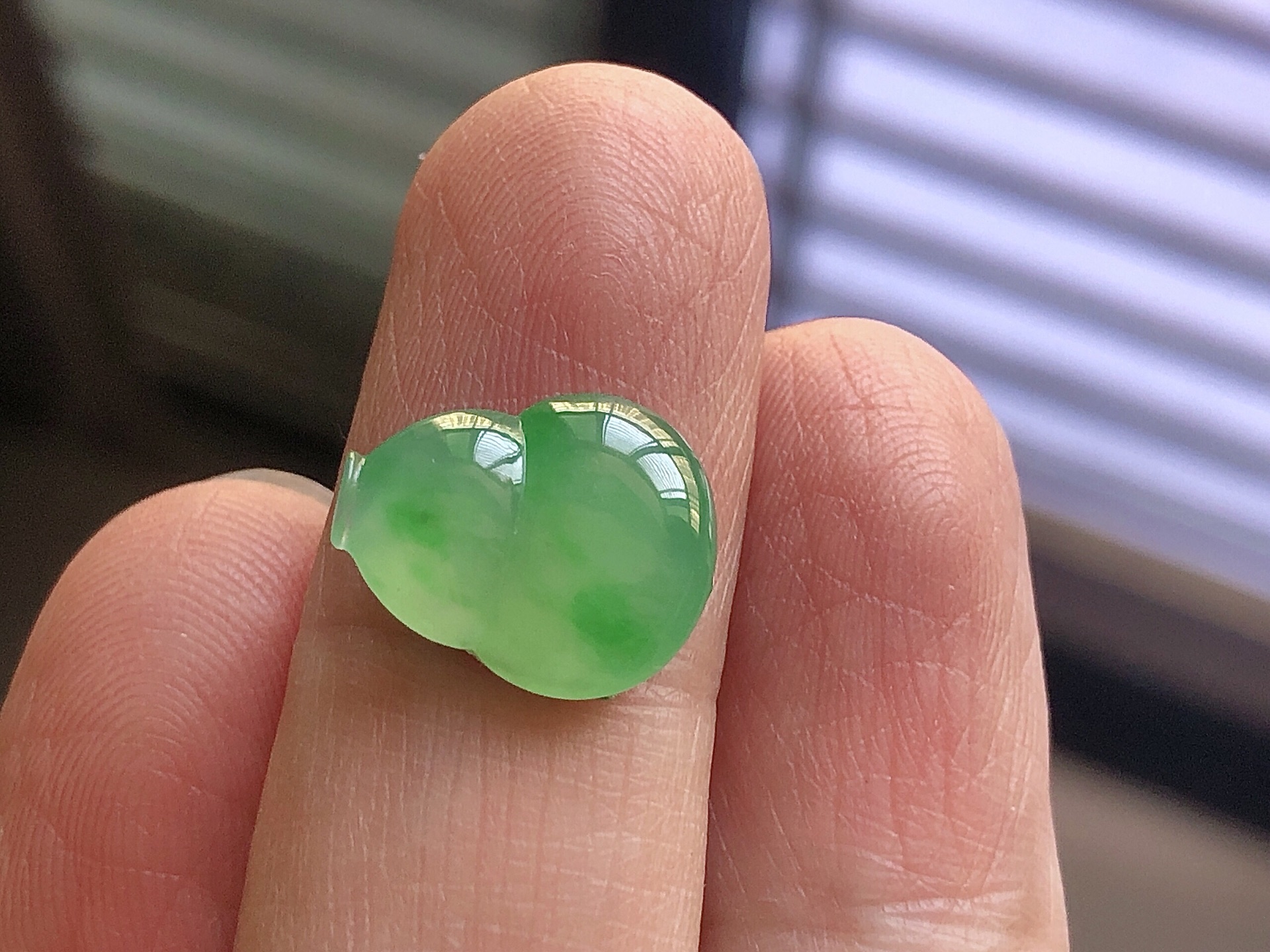 ️ 阳绿葫芦， 色泽艳阳，通透水润，玉质细腻，夺目迷人，镶嵌效果，品相，无裂，尺寸14.1*11.
