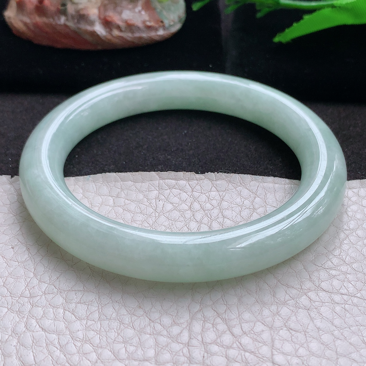 jm大圈口61*10.8美人镯 缅甸翡翠a货玉手镯浅绿圆条珠宝玉手环