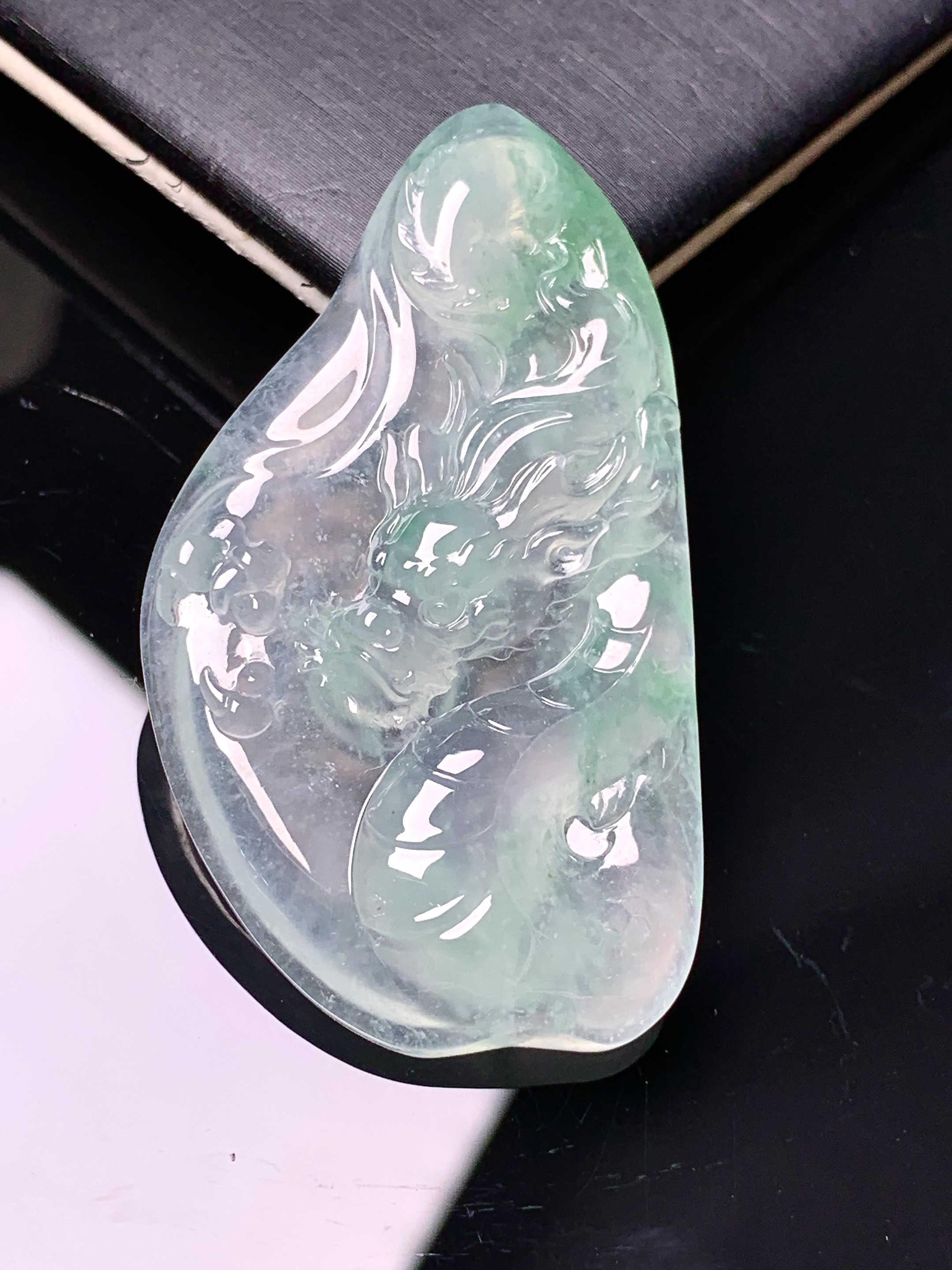 冰种飘绿龙牌吊坠 玉质细腻 色泽艳丽清新 水润亮眼 整体尺寸47*27*6.3  x7