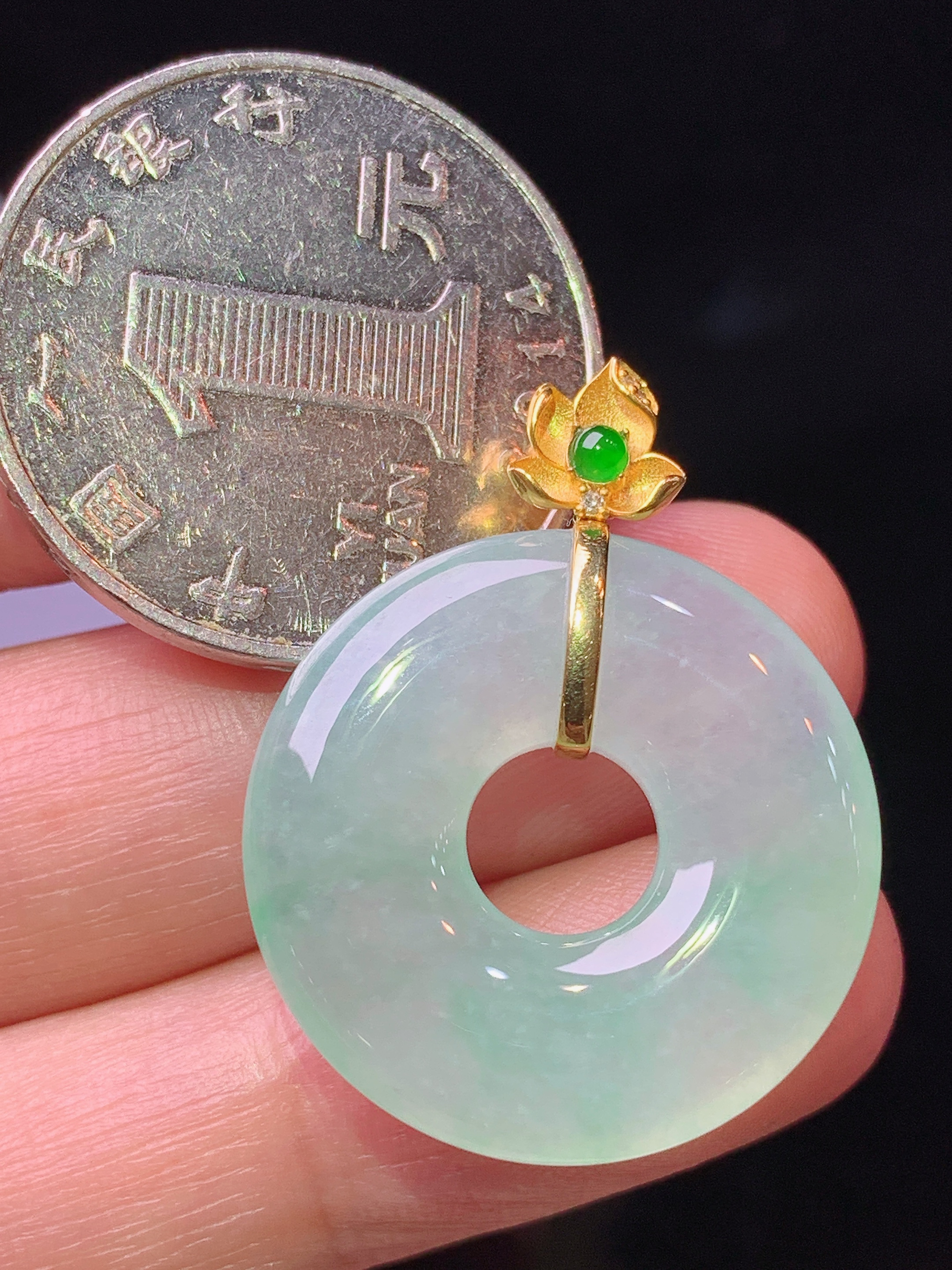 18k金镶嵌冰种平安环吊坠 玉质细腻 色泽艳丽清新 水润亮眼 整体尺寸30*23.5*4.3 a4