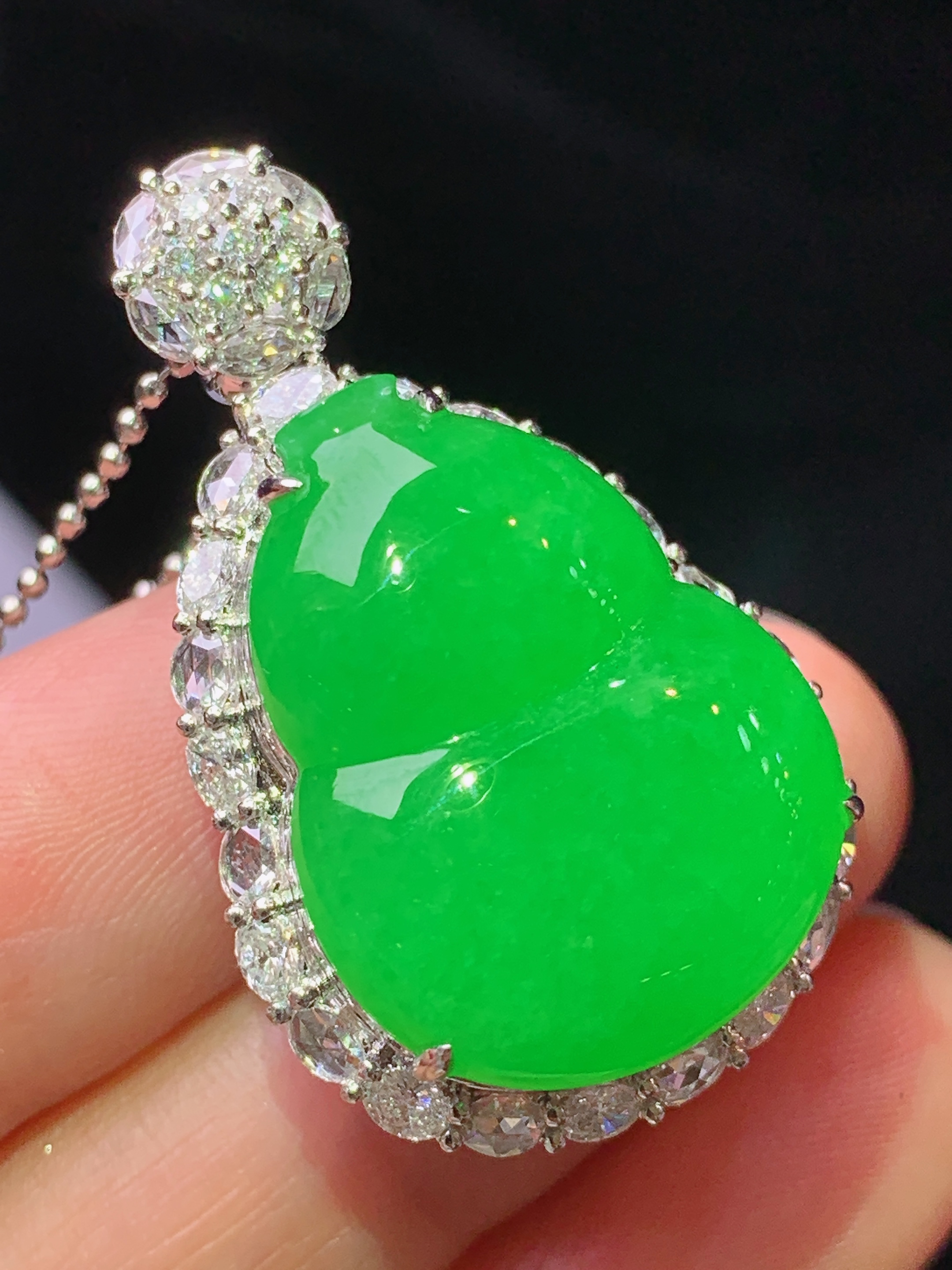 18k金钻镶嵌冰阳绿葫芦吊坠 玉质细腻 色泽艳丽清新 水润亮眼 整体尺寸35.5*21.6*14.2