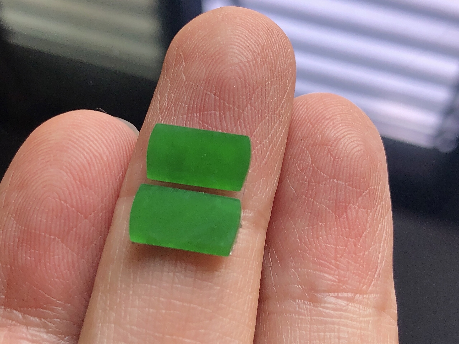 ️ 冰种阳绿马鞍， 色泽艳阳，通透水润，玉质细腻，夺目迷人，镶嵌效果，品相，无裂，尺寸10.7*6