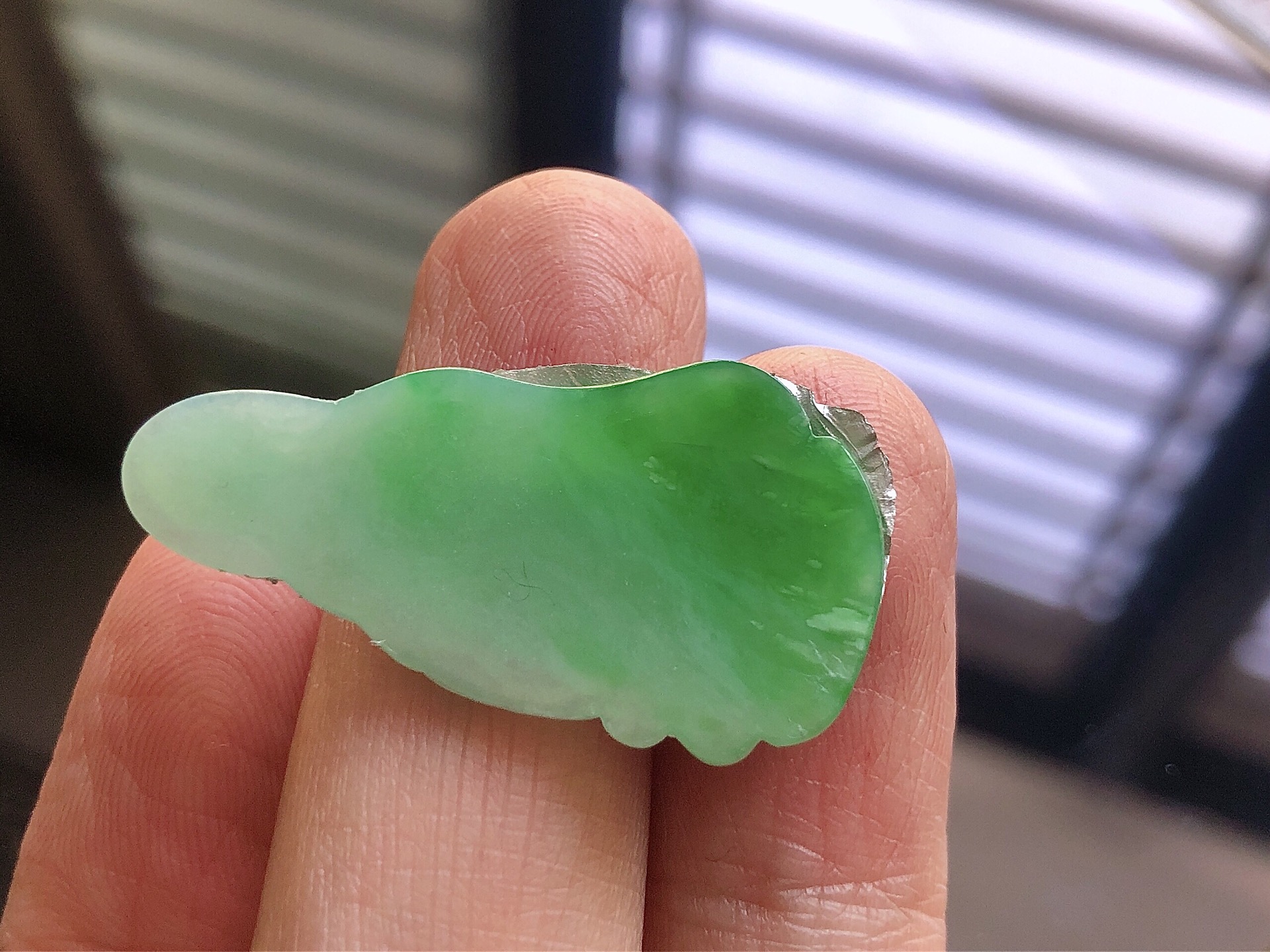 ️ 冰种阳绿观音， 色泽艳阳，通透水润，玉质细腻，雕工精湛，面相慈祥，意境祥和安宁，品相，无裂，尺寸35.3*18.2*2.8