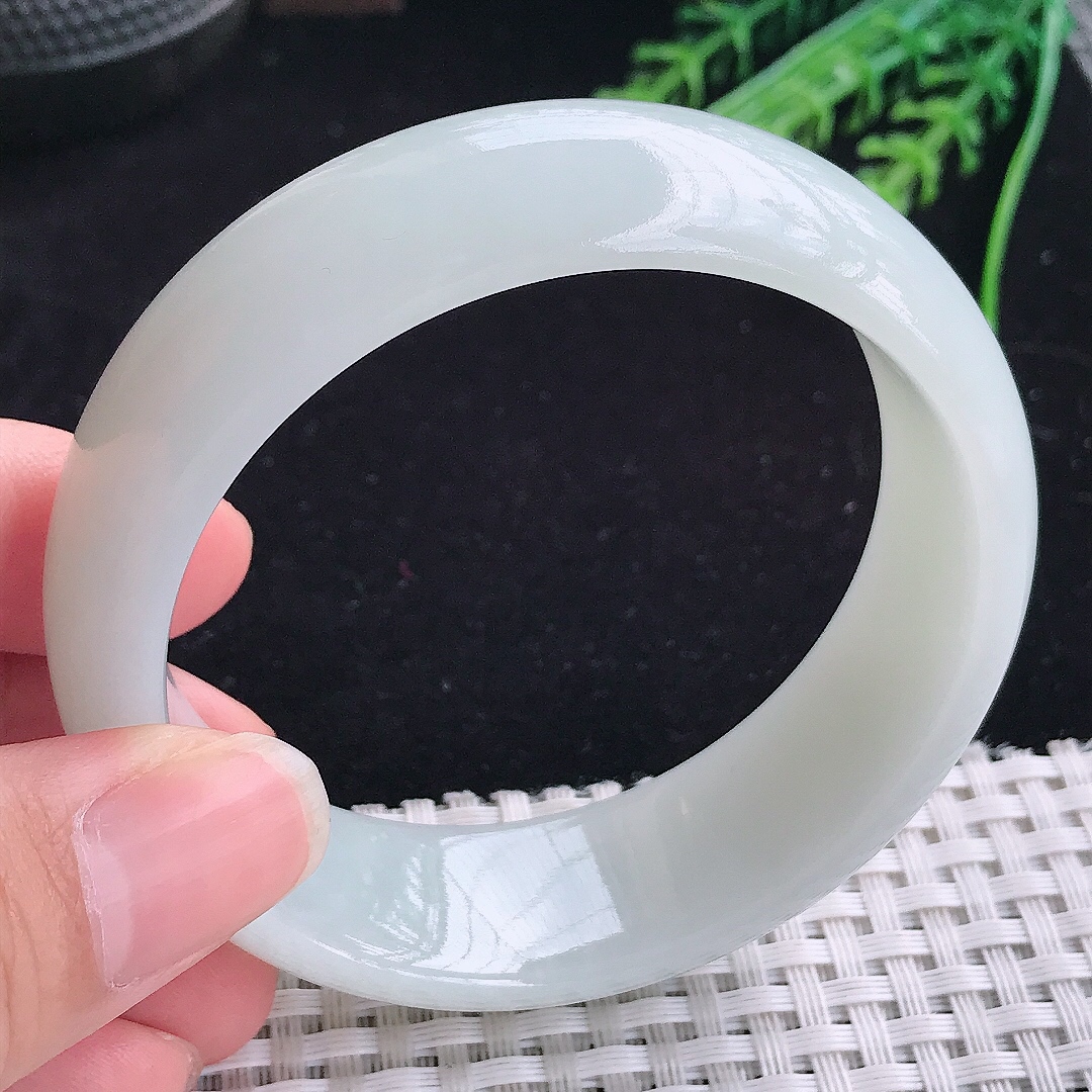 实拍a货翡翠57/20/8轮胎镯老坑秀气温润浅绿色手镯宽边玉手镯