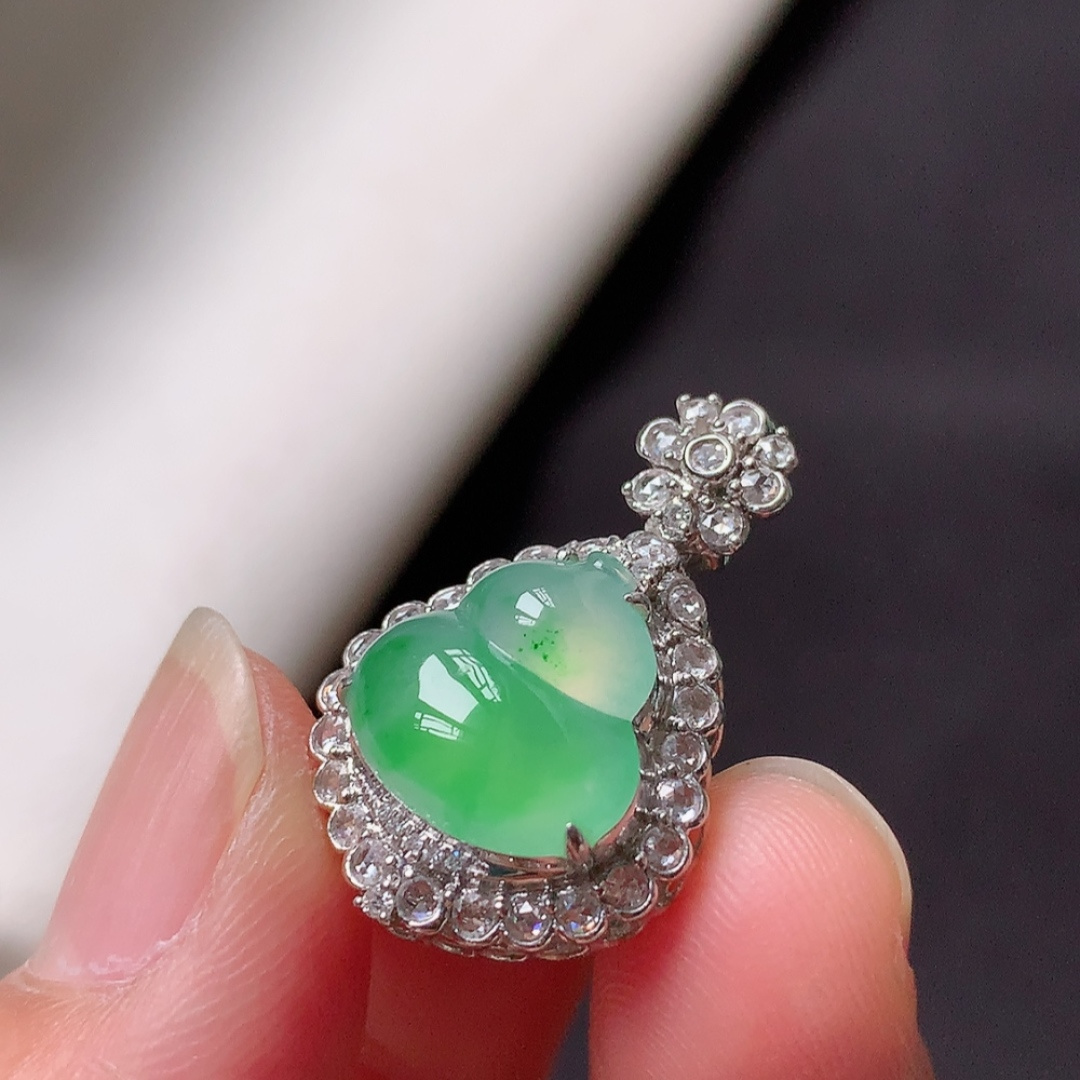 飘绿葫芦吊坠。色阳色艳，种老无裂细腻，佩戴优雅时尚 货号75512，26.9-17.6-11.1