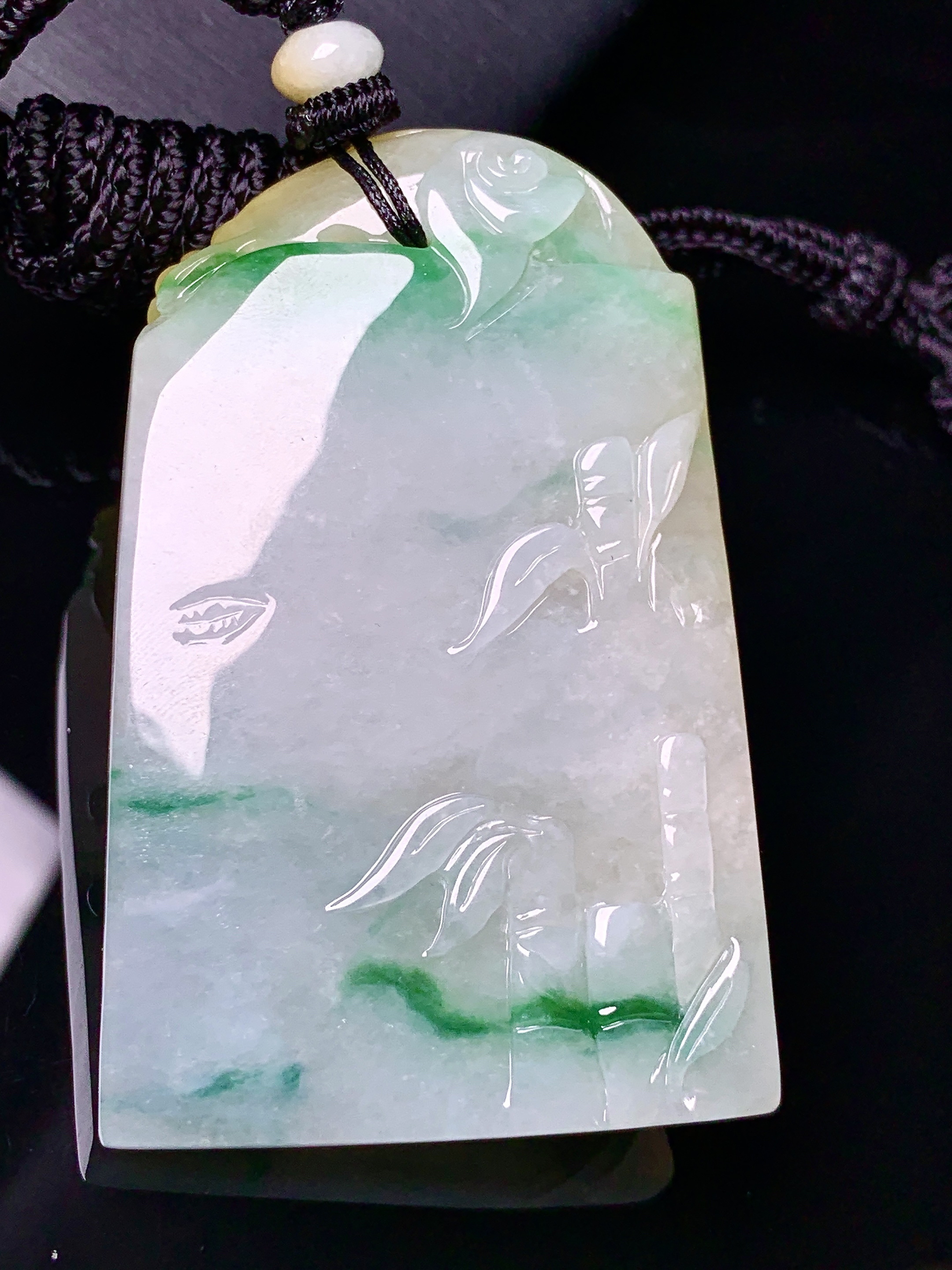 飘黄绿翡羊牌吊坠 玉质细腻 色泽艳丽清新 水润亮眼 整体尺寸60.6*38*10.5 w1