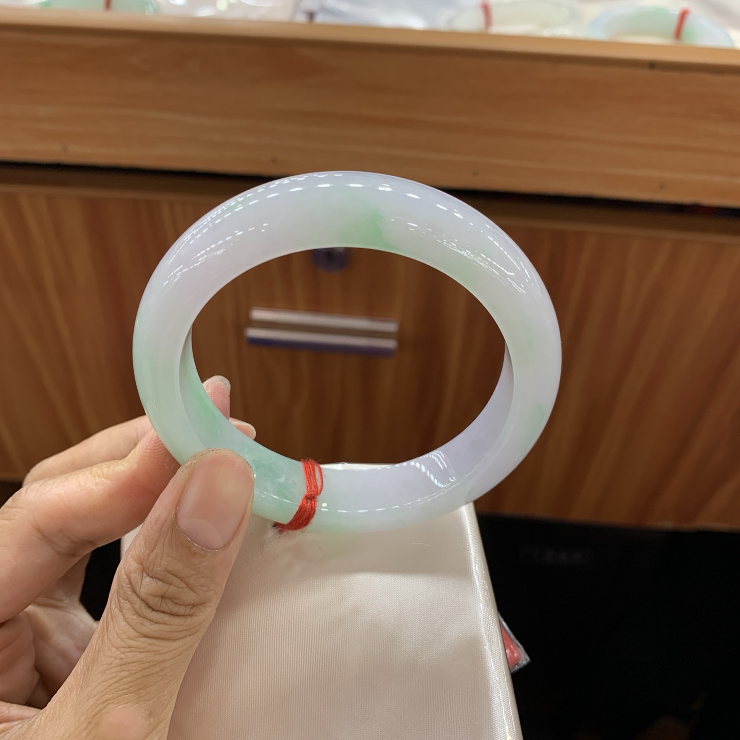 051228FN 飘绿正圈翡翠手镯 58-13.2-9.2
