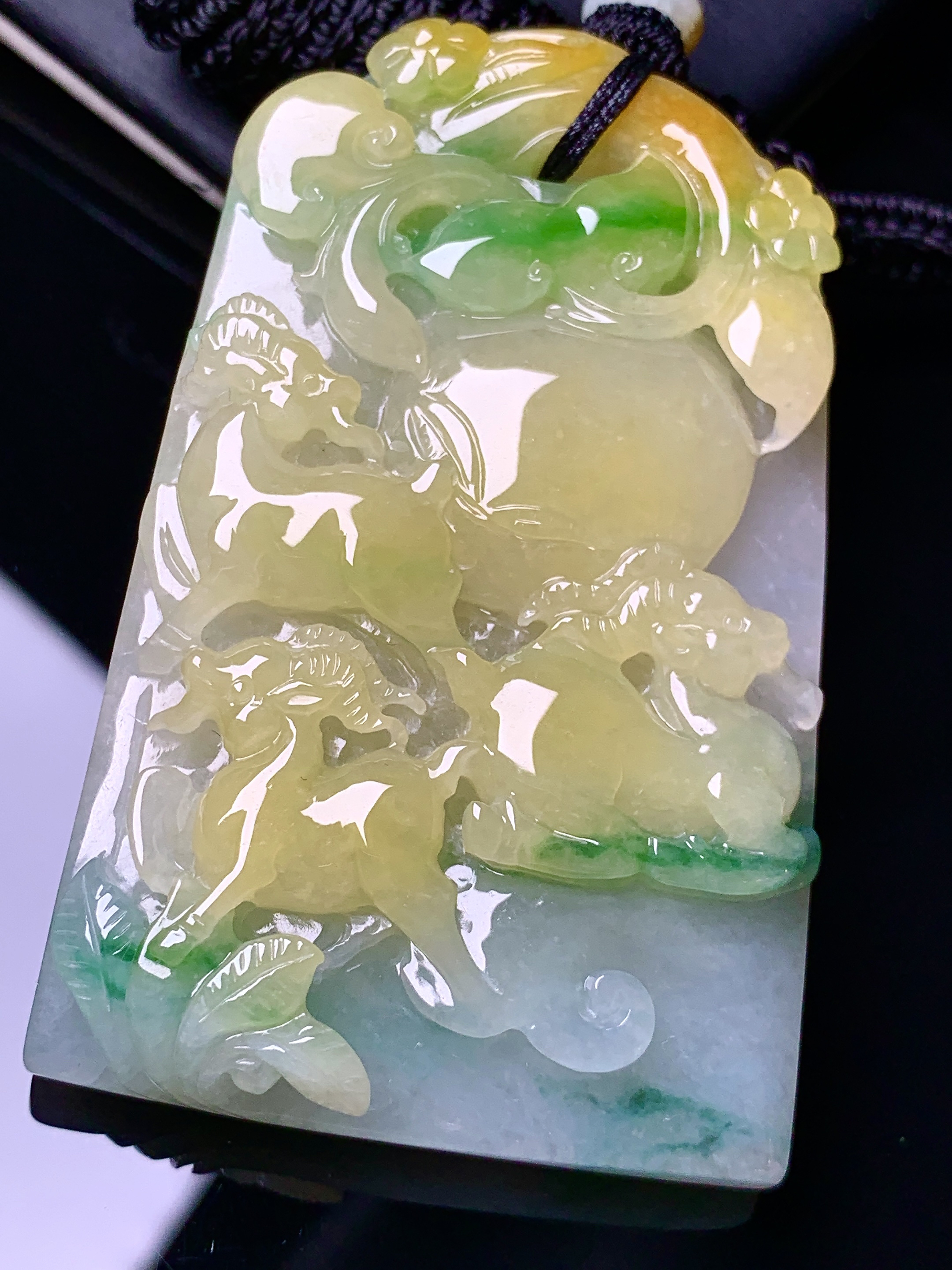 飘黄绿翡羊牌吊坠 玉质细腻 色泽艳丽清新 水润亮眼 整体尺寸60.6*38*10.5 w1
