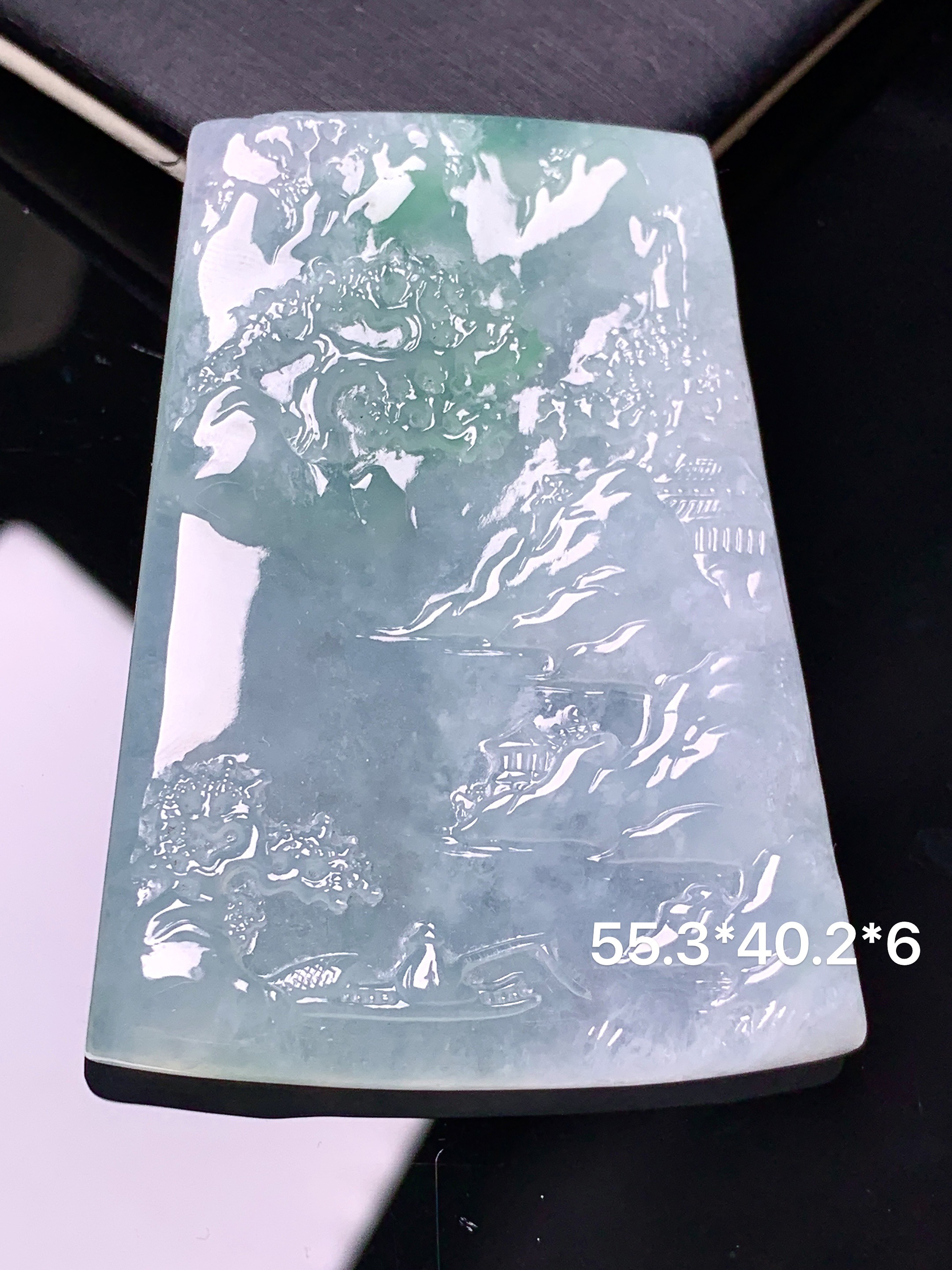 飘绿山水牌子吊坠 玉质细腻 色泽艳丽清新 水润亮眼 整体尺寸55.3*40.2*6 x7