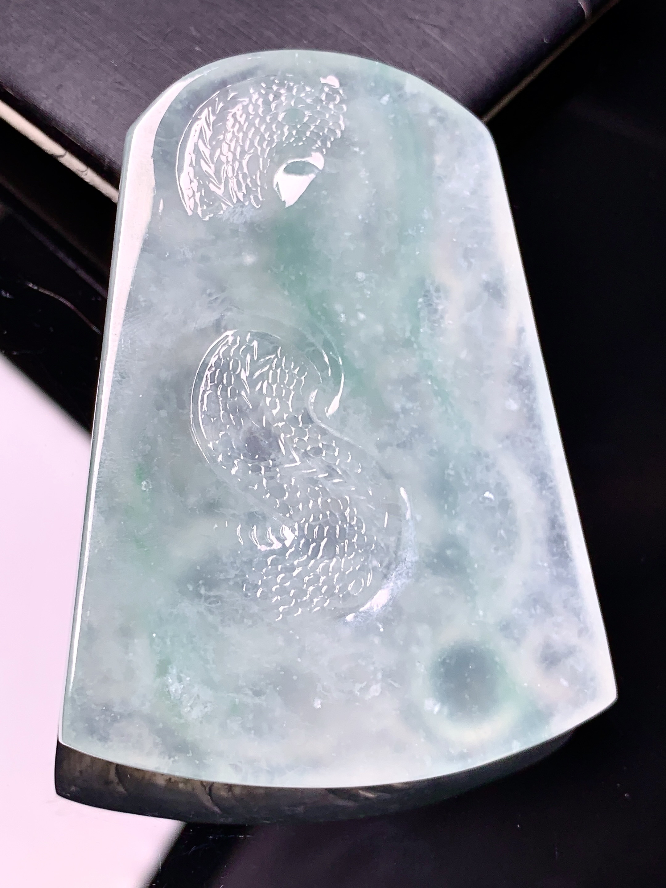 冰种飘绿龙牌吊坠 玉质细腻 色泽艳丽清新 水润亮眼 整体尺寸57*42*7.2 x7