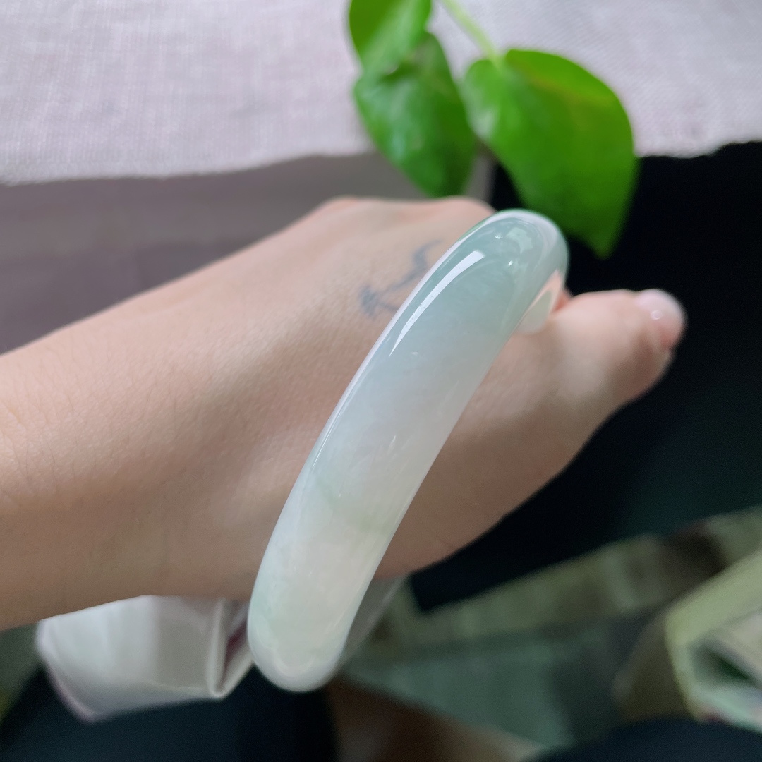 56/12.1/8.5，淡绿正圈，清丽脱俗，种老，婉约动人，无裂，ss52528a