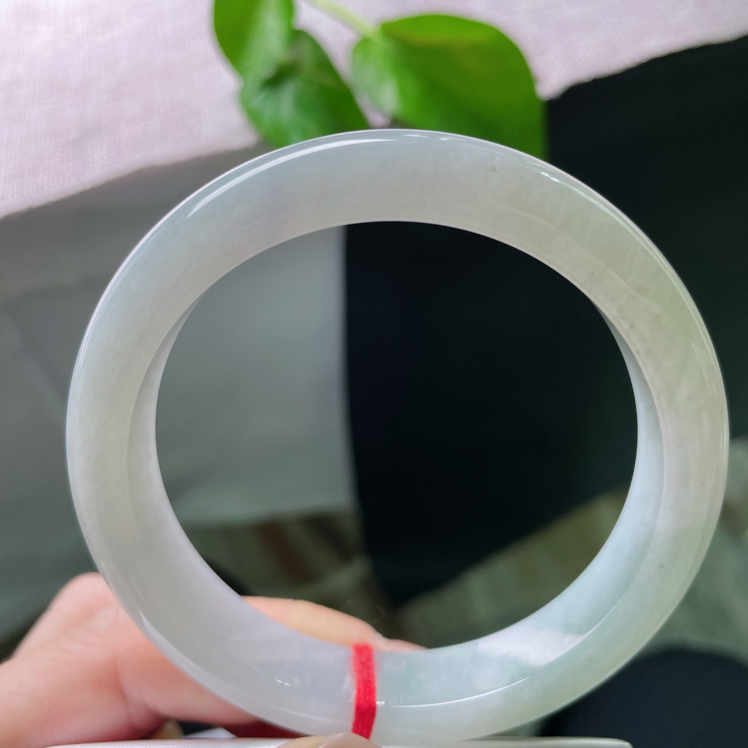 60/12.2/8.5，淡绿底正圈，大圈口，水润细腻，一抹浅浅飘色点缀，温柔素雅，皮纹，ss49704a