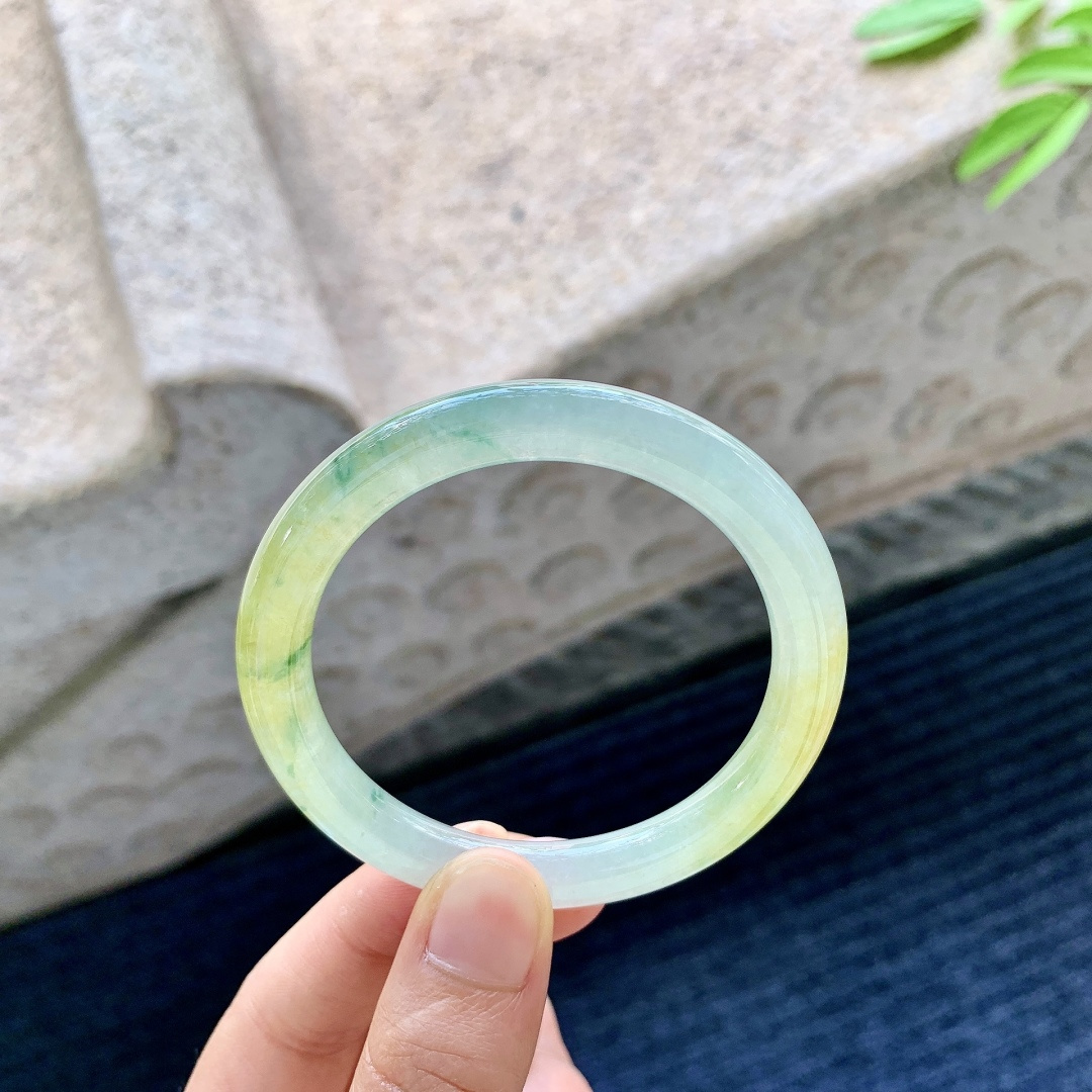 圆条50 51，圈口51.5/6.9/7.9，编码C5081486，糯冰飘黄翡，水润，种老，细腻，无裂。