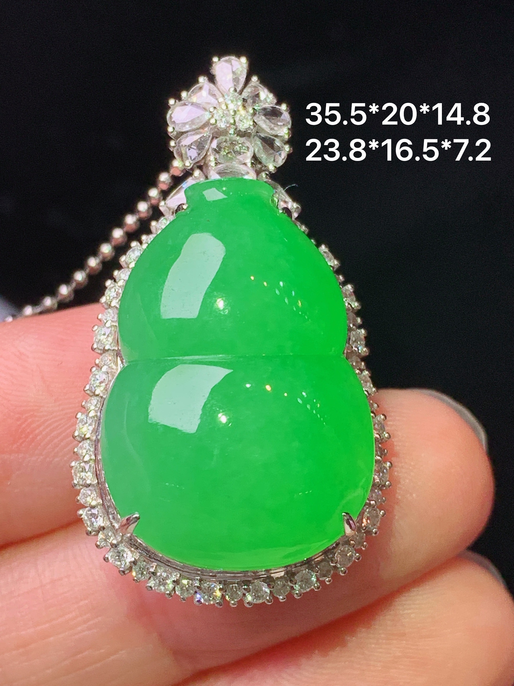 18k金钻镶嵌满绿葫芦吊坠 玉质细腻 色泽艳丽清新 水润亮眼 整体尺寸35.5*20*14.8 f1