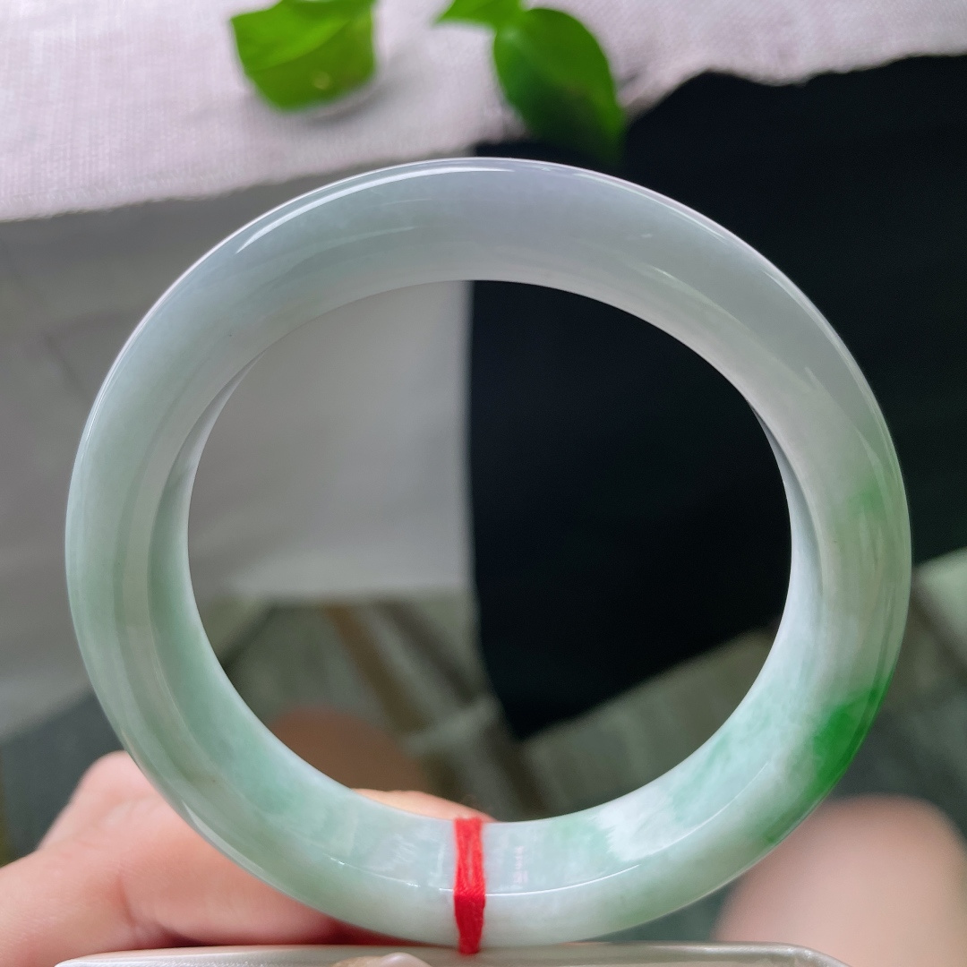 59.3/12.3/8.9飘绿正圈，温润的底色邂逅一抹鲜活的翠，不争不抢，却自成焦点。无裂，ss51