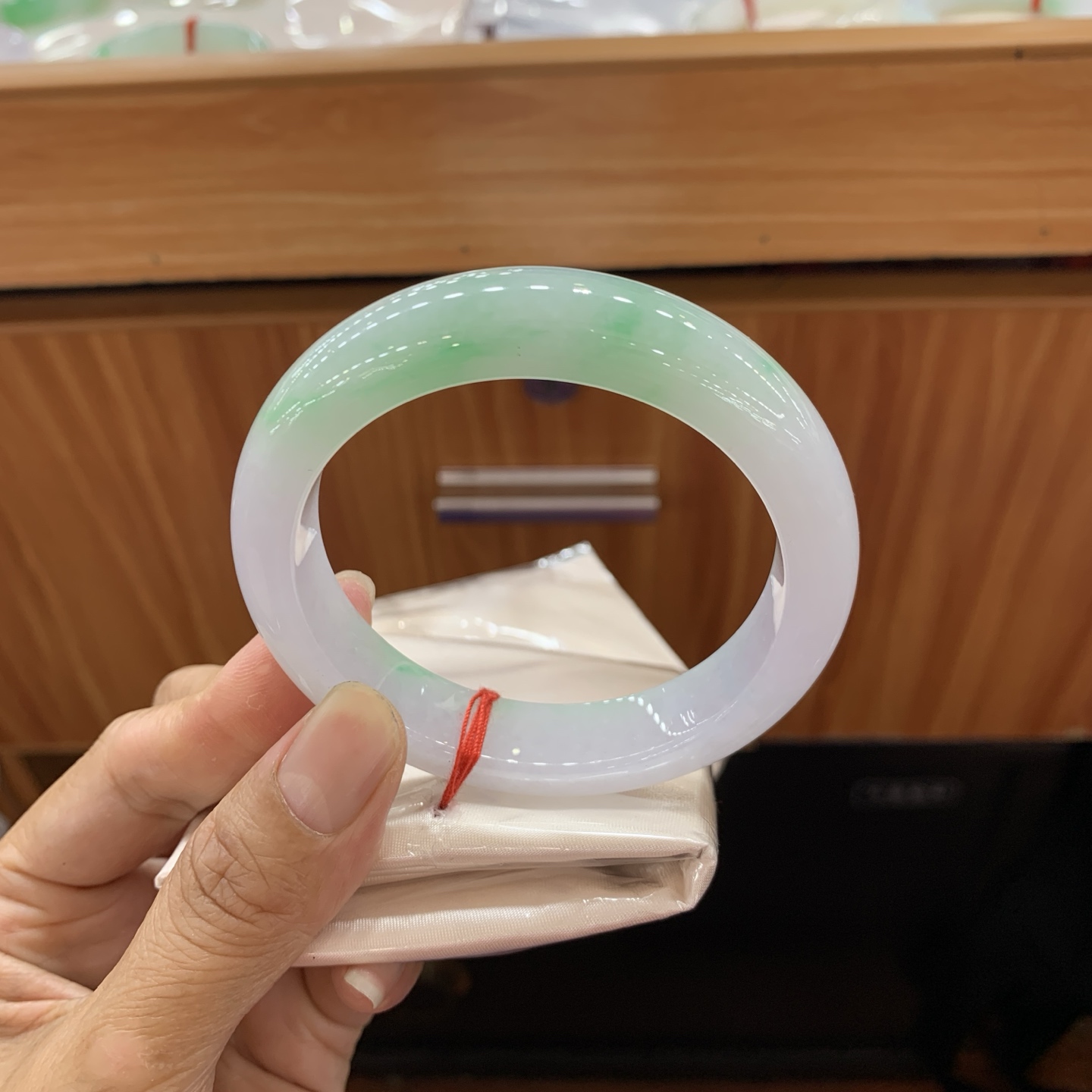 051228FN 飘绿正圈翡翠手镯 58-13.2-9.2