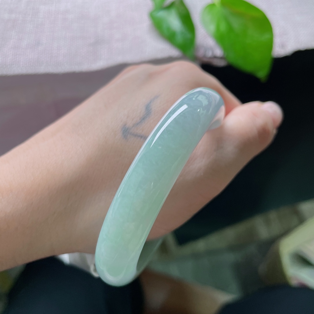 55.5/12.1/7.8。春彩正圈，绿底为笺，紫韵暗藏，一镯藏尽春日温柔。水润，细腻，无裂，ss52415a