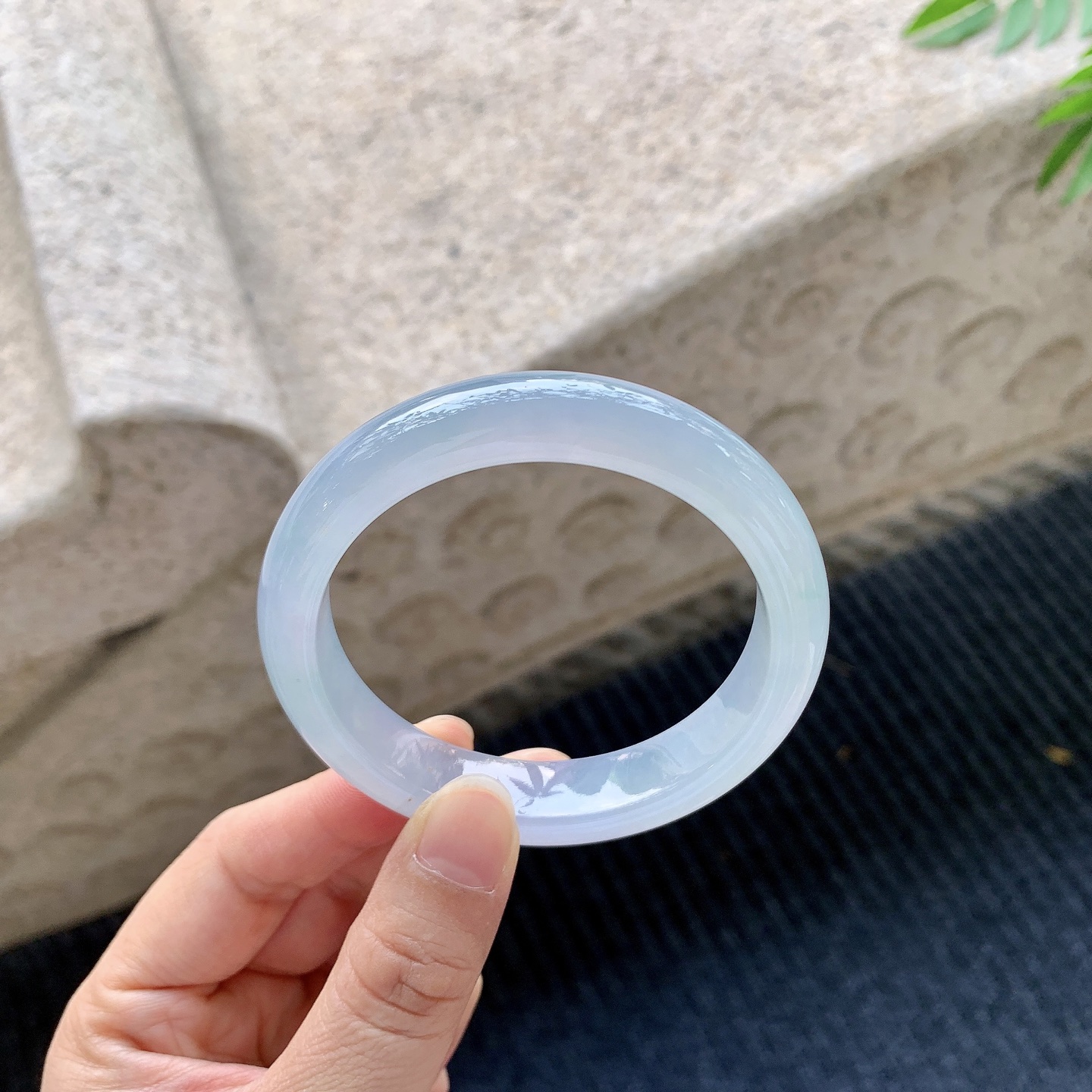 正圈53 54 【圈口】54.8/12/8.8 【编码】BA051364 【描述】冰糯，清透，水润，种老，细腻，打灯有棉线
