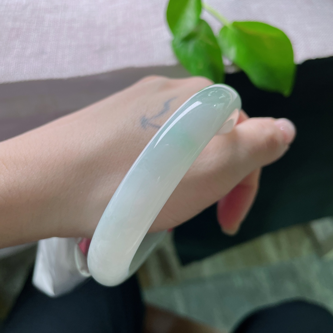 60/12.2/8.5，淡绿底正圈，大圈口，水润细腻，一抹浅浅飘色点缀，温柔素雅，皮纹，ss49704a