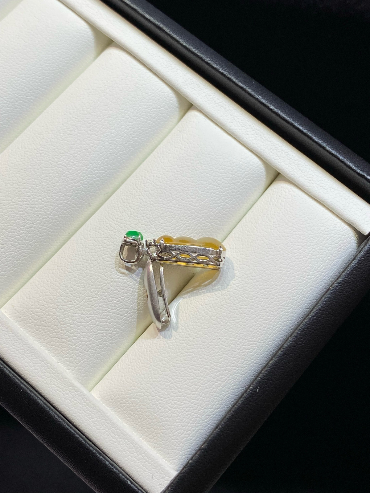 冰黄翡  福豆  简镶 18k

整体尺寸20.4-7.4-7.6..