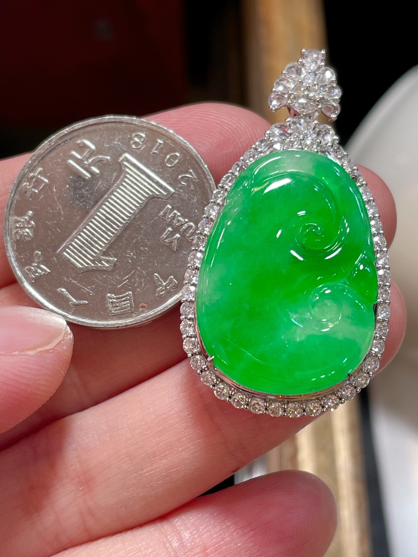 ️ 冰种飘绿如意吊坠，种水 底色起荧光，刚性十足 18k金镶嵌设计，水润透亮，26.1-18.6-