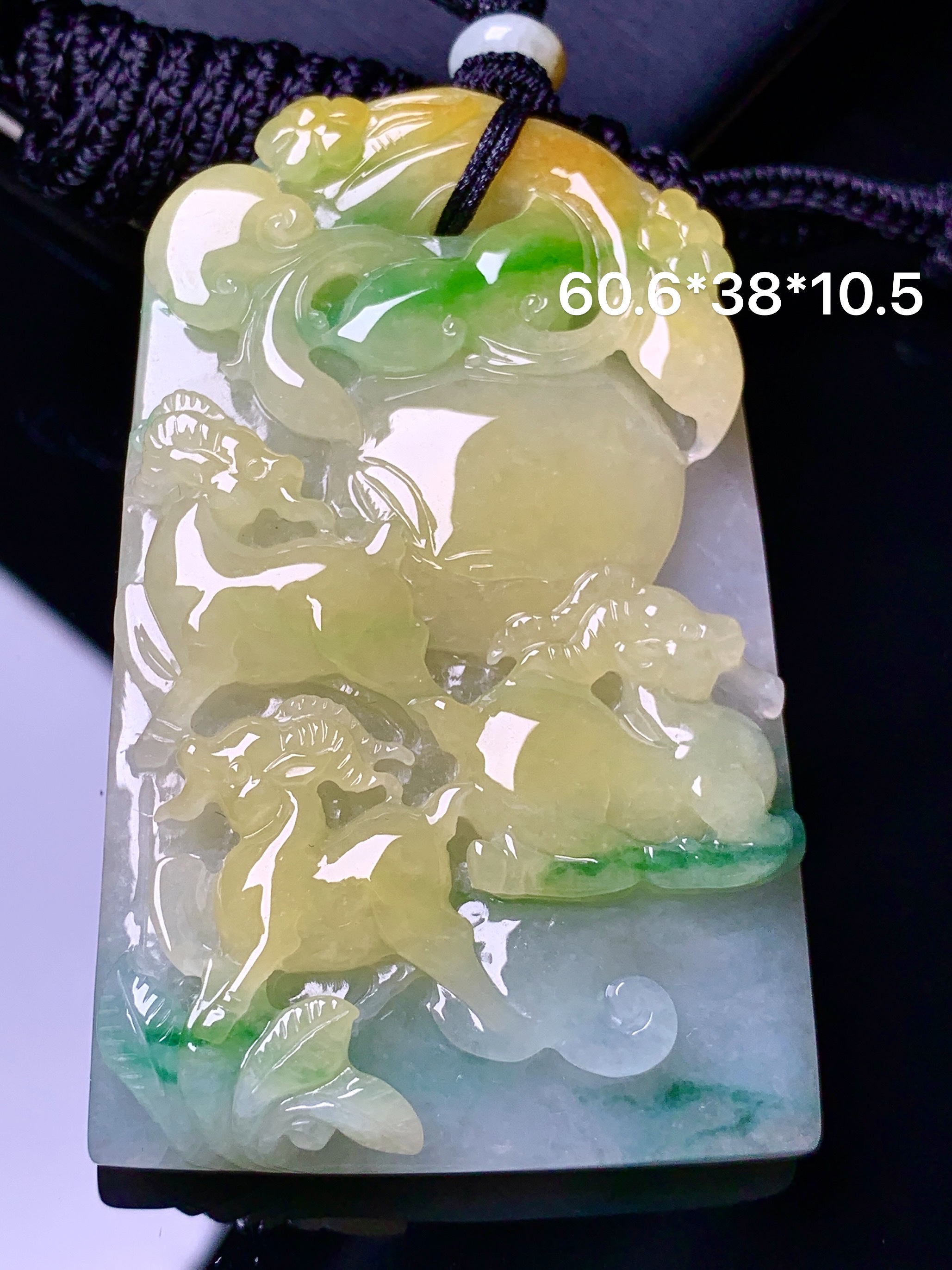 飘黄绿翡羊牌吊坠 玉质细腻 色泽艳丽清新 水润亮眼 整体尺寸60.6*38*10.5 w1