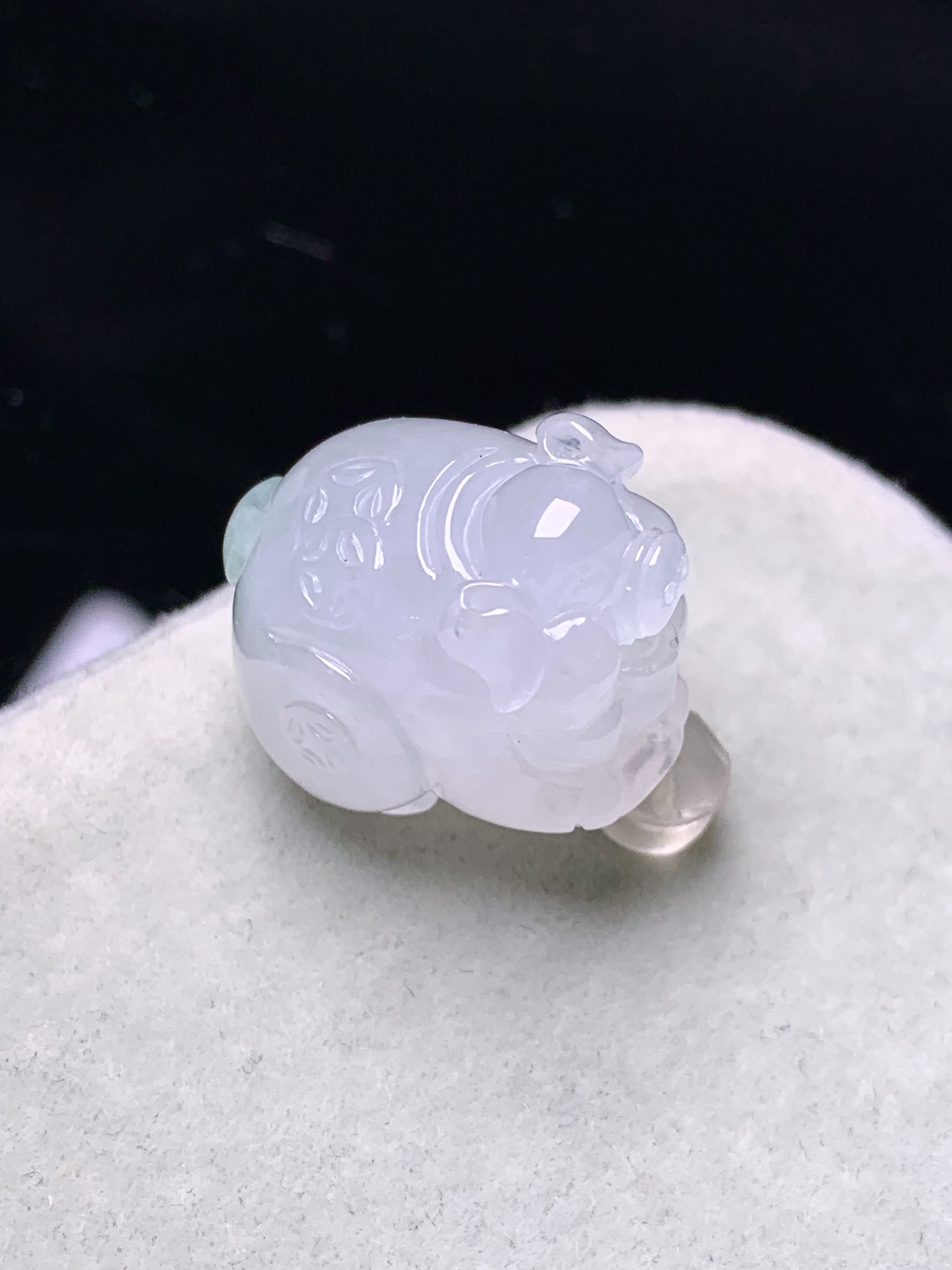 冰种生肖猪吊坠 玉质细腻 色泽艳丽清新 水润亮眼 整体尺寸19.5*14.5*13 f4