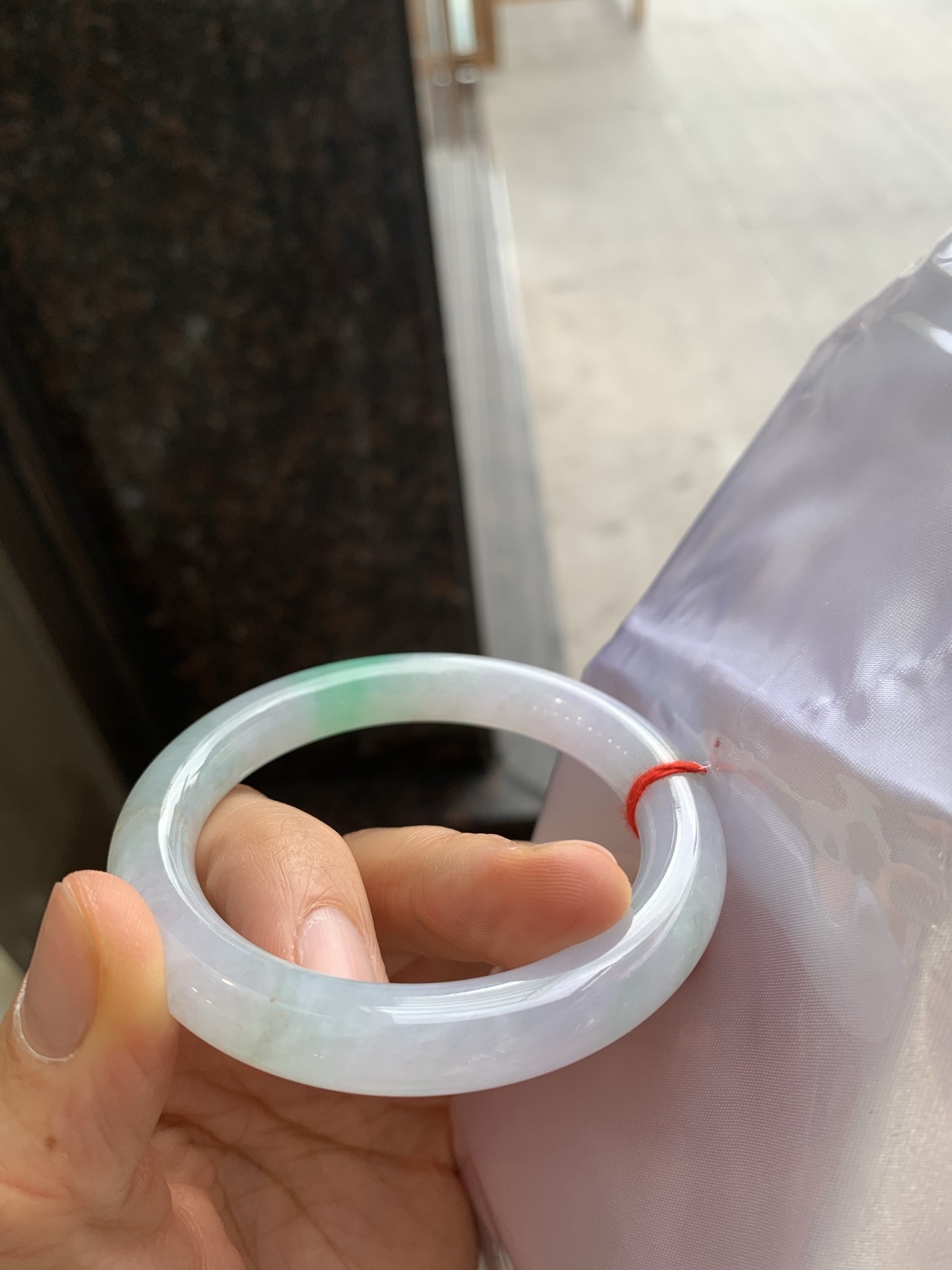 圆条飘绿 有纹裂微扣 尺寸：53/9.7 细腻