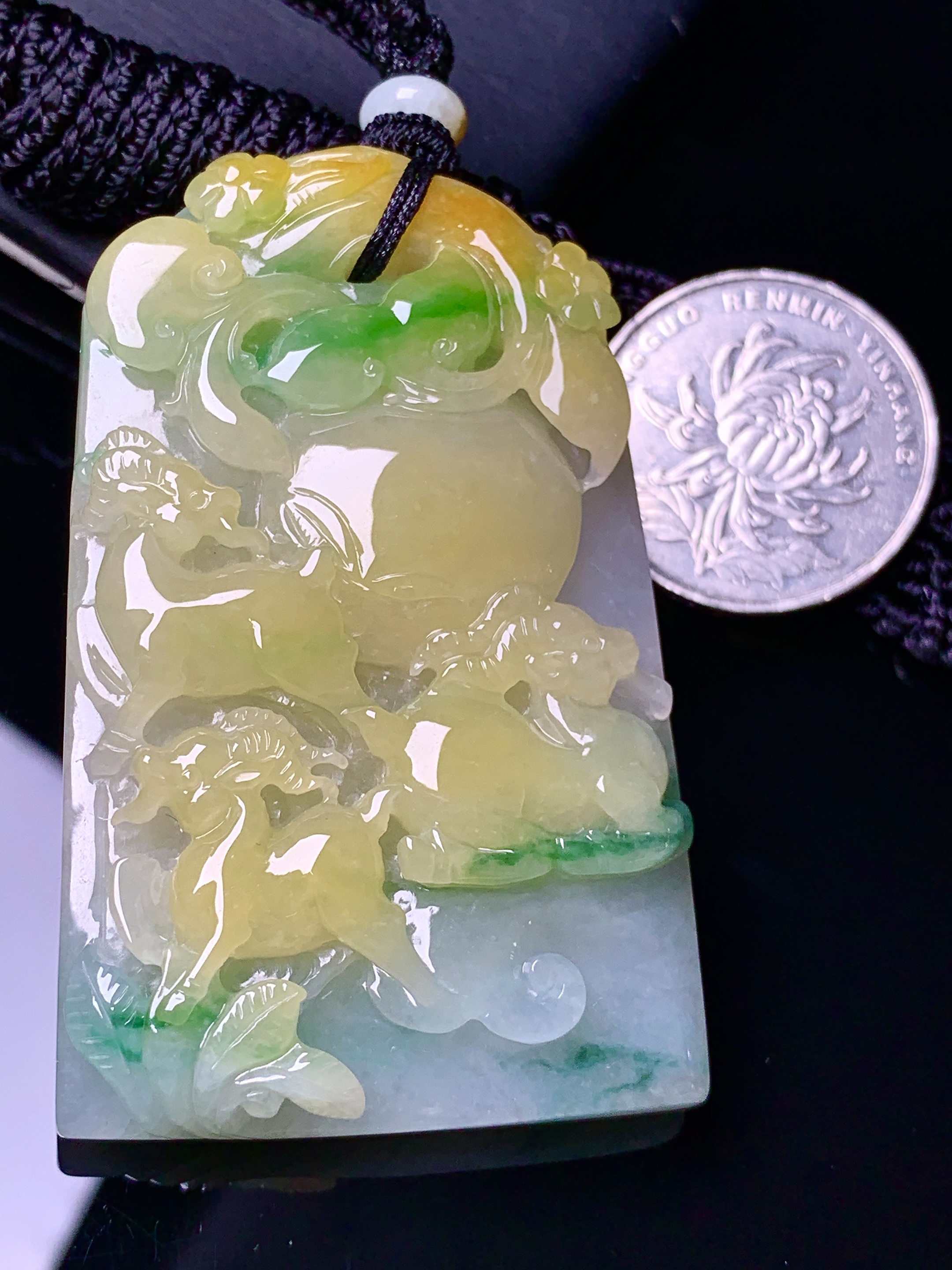 飘黄绿翡羊牌吊坠 玉质细腻 色泽艳丽清新 水润亮眼 整体尺寸60.6*38*10.5 w1