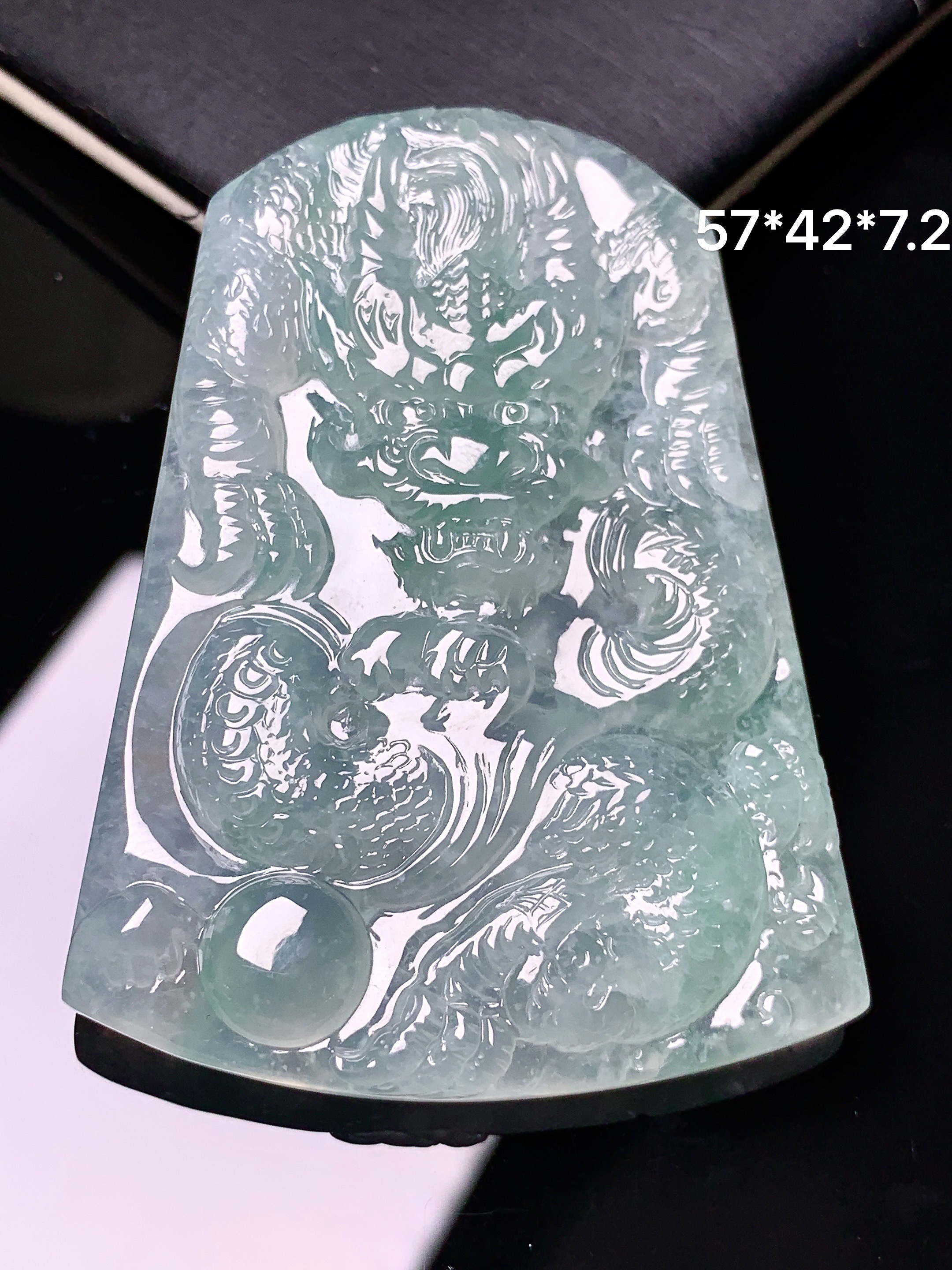 冰种飘绿龙牌吊坠 玉质细腻 色泽艳丽清新 水润亮眼 整体尺寸57*42*7.2 x7