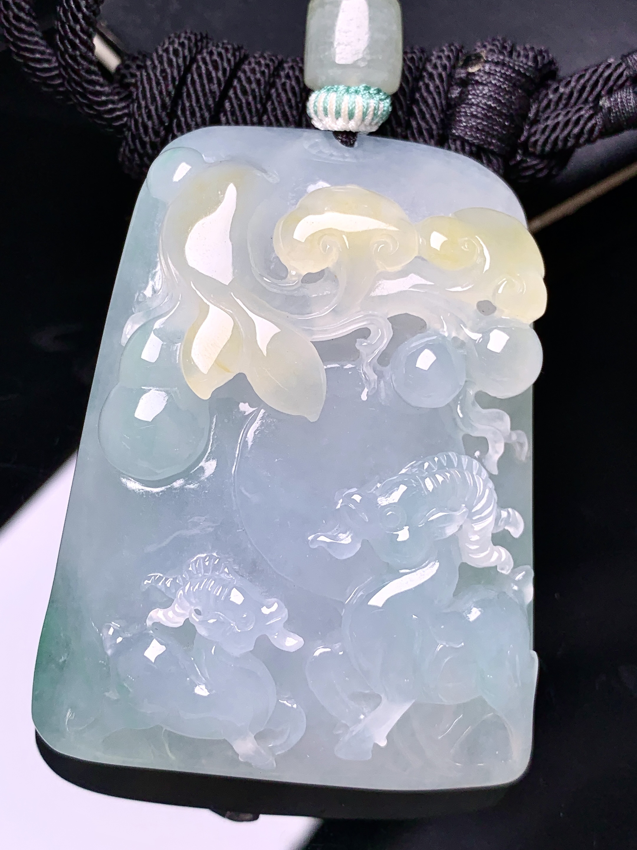 飘黄翡羊牌吊坠 玉质细腻 色泽艳丽清新 水润亮眼 整体尺寸55.2*40.5*13 a5