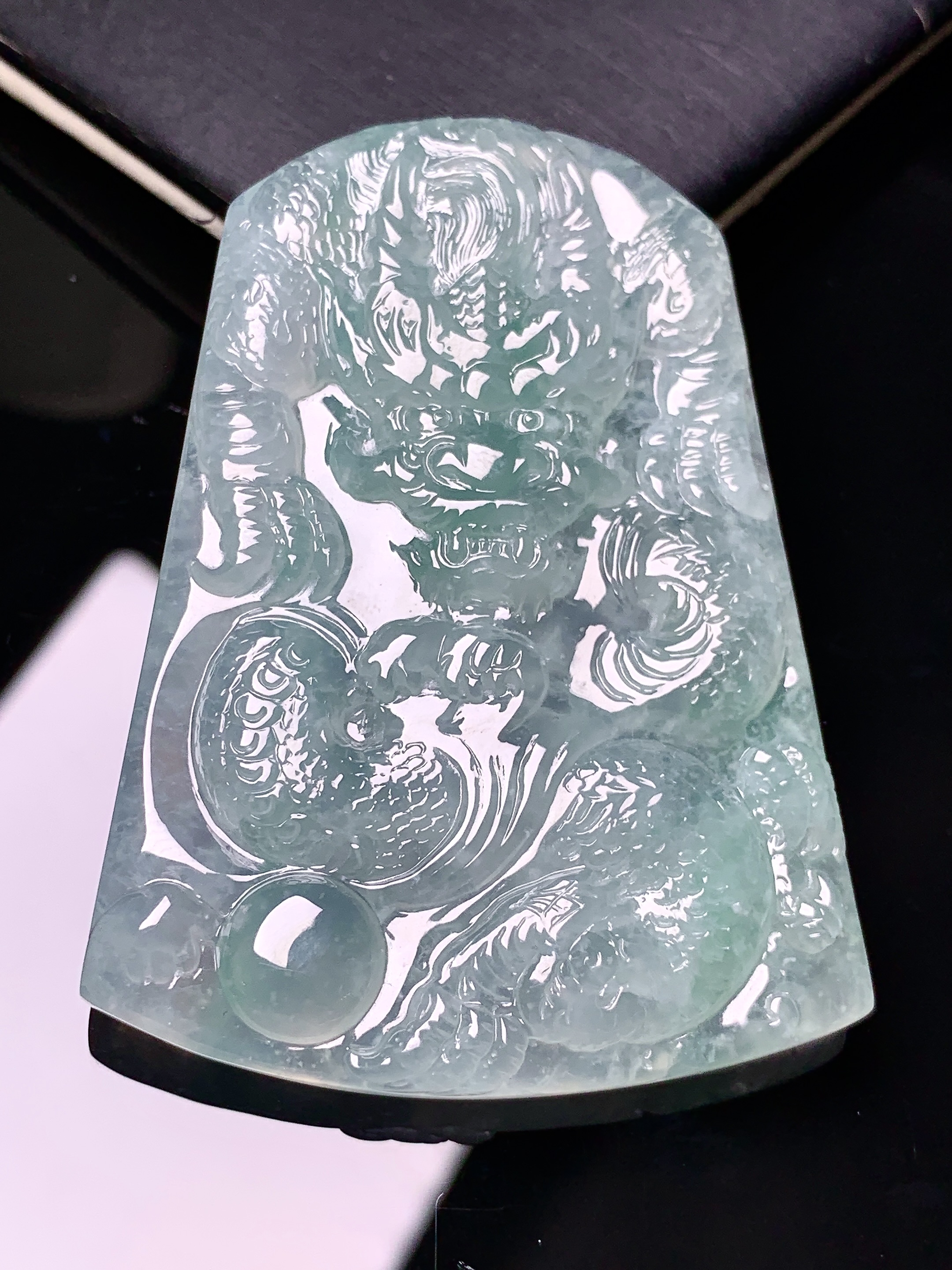 冰种飘绿龙牌吊坠 玉质细腻 色泽艳丽清新 水润亮眼 整体尺寸57*42*7.2 x7