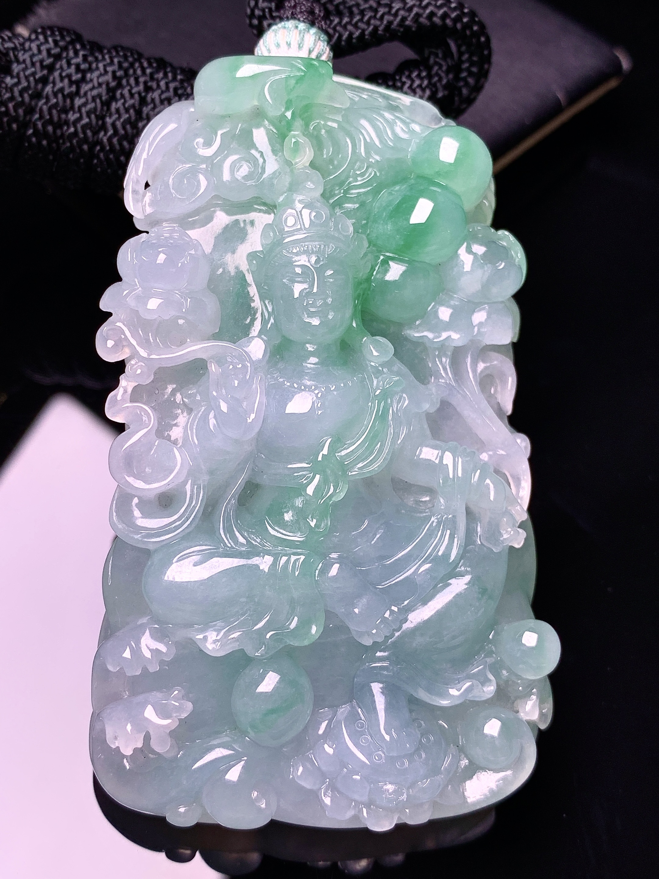飘绿度母观音菩萨吊坠 玉质细腻 色泽艳丽清新 水润亮眼 整体尺寸68.6*45*16.6 a5