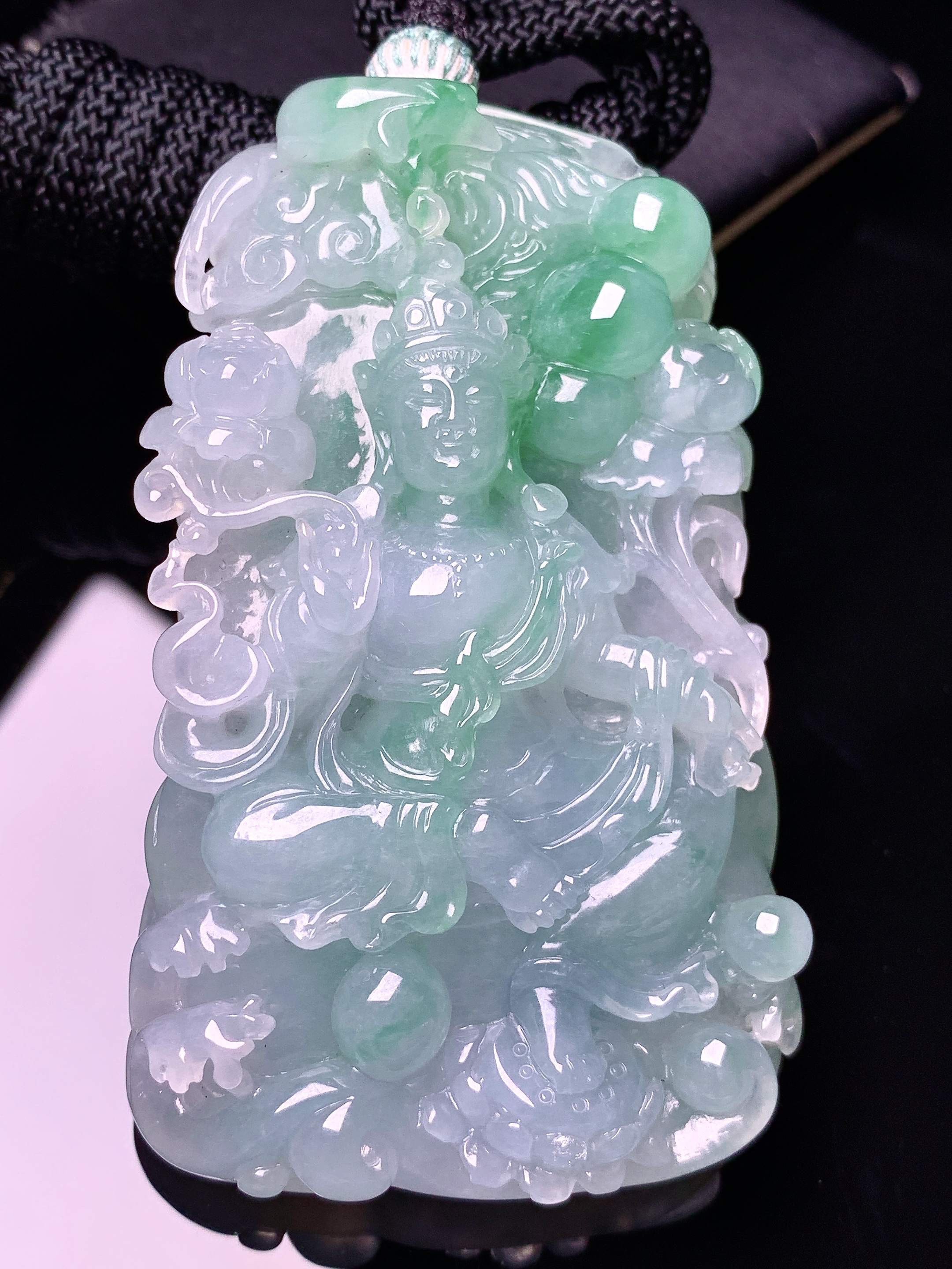 飘绿度母观音菩萨吊坠 玉质细腻 色泽艳丽清新 水润亮眼 整体尺寸68.6*45*16.6 a5