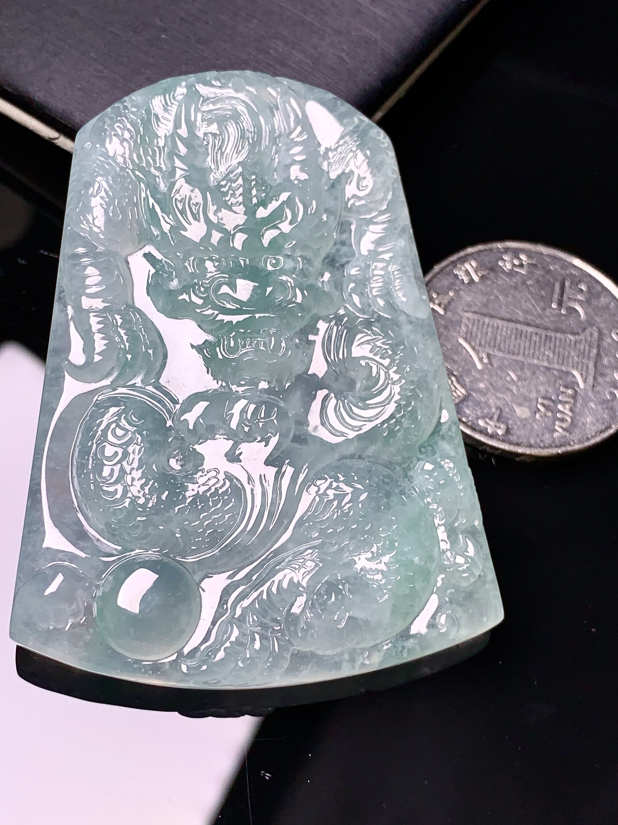 冰种飘绿龙牌吊坠 玉质细腻 色泽艳丽清新 水润亮眼 整体尺寸57*42*7.2 x7
