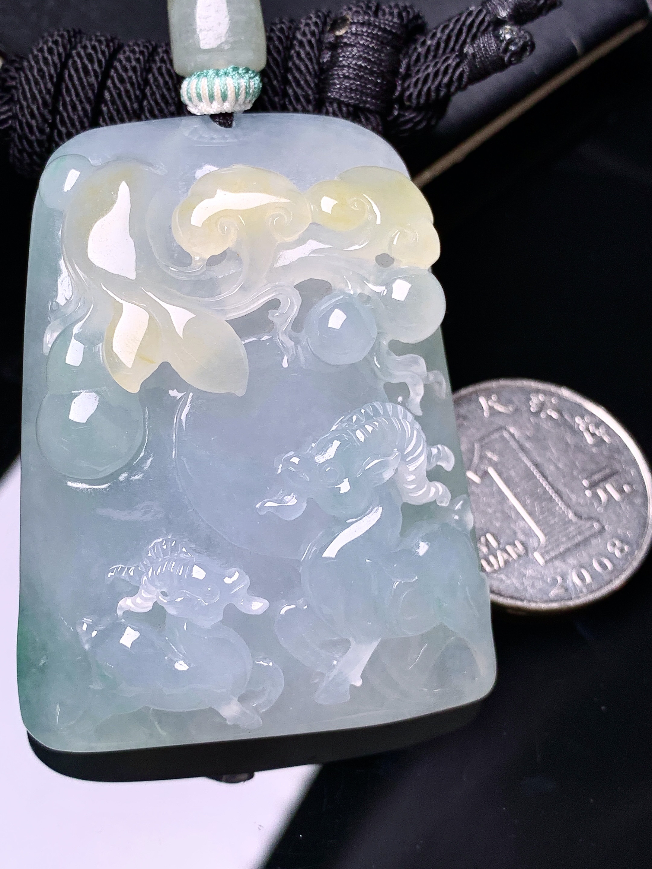 飘黄翡羊牌吊坠 玉质细腻 色泽艳丽清新 水润亮眼 整体尺寸55.2*40.5*13 a5