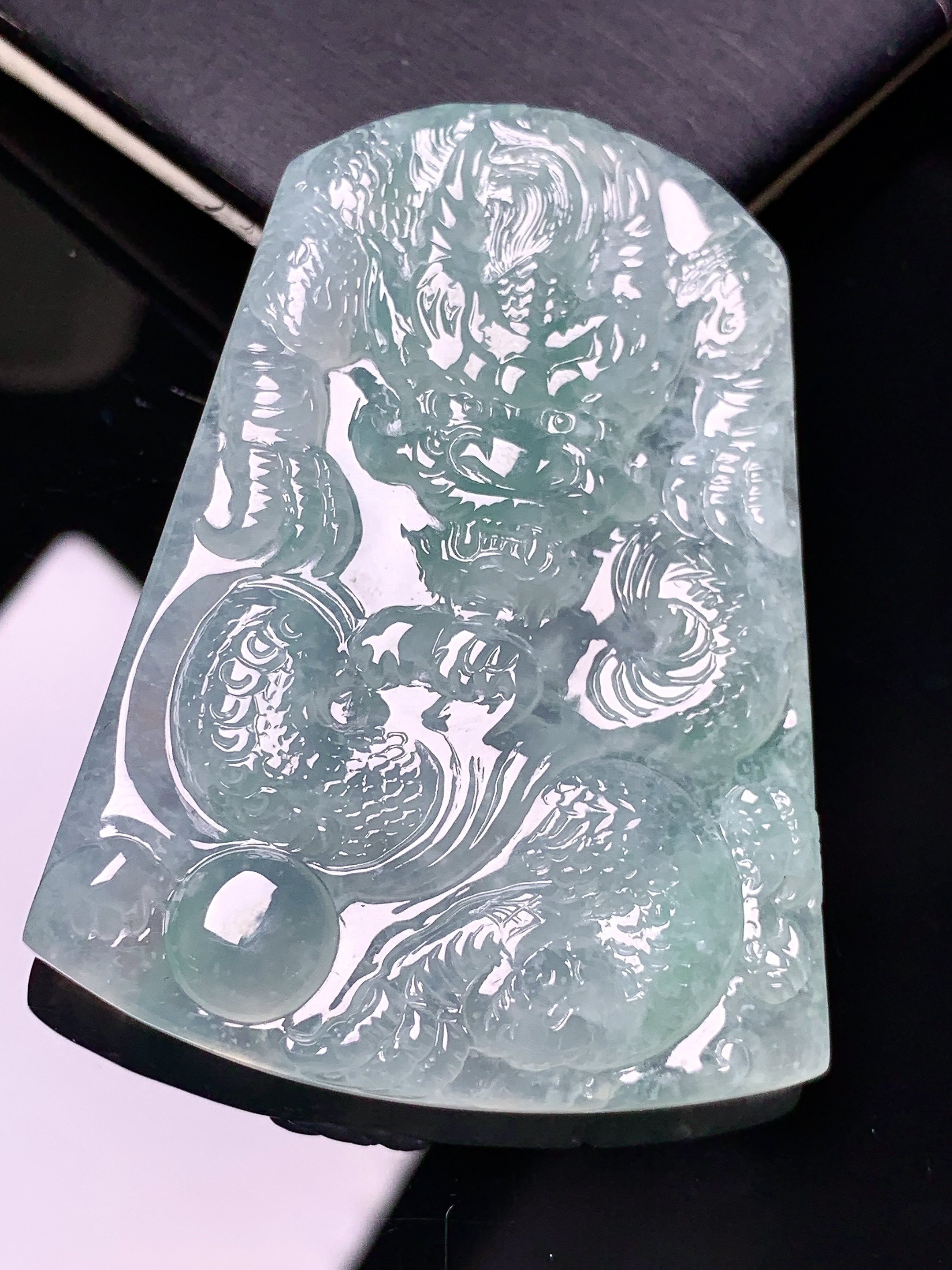 冰种飘绿龙牌吊坠 玉质细腻 色泽艳丽清新 水润亮眼 整体尺寸57*42*7.2 x7
