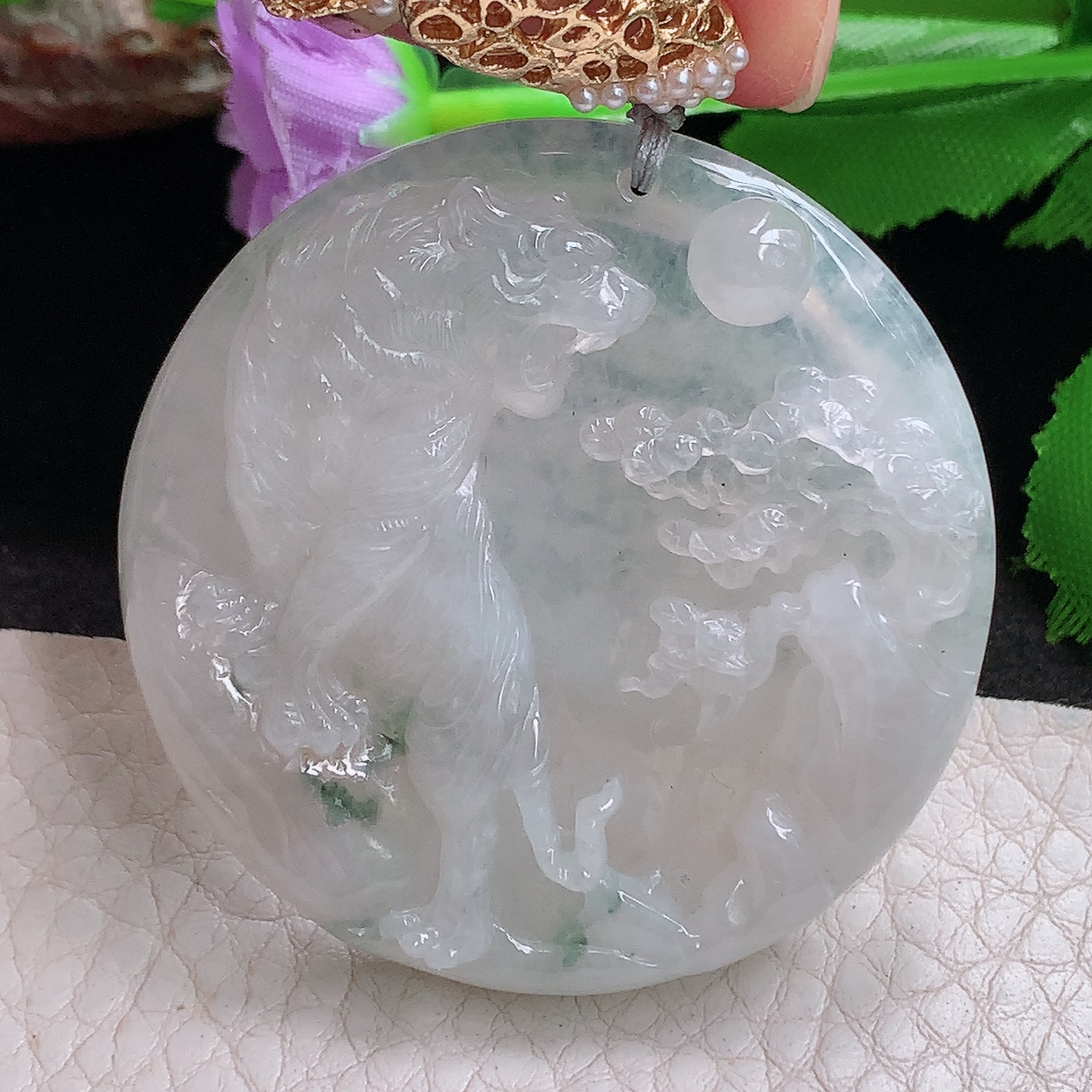 rp实拍46.3*8.6缅甸翡翠精雕冰透飘花上山虎吊坠虎虎生威圆牌