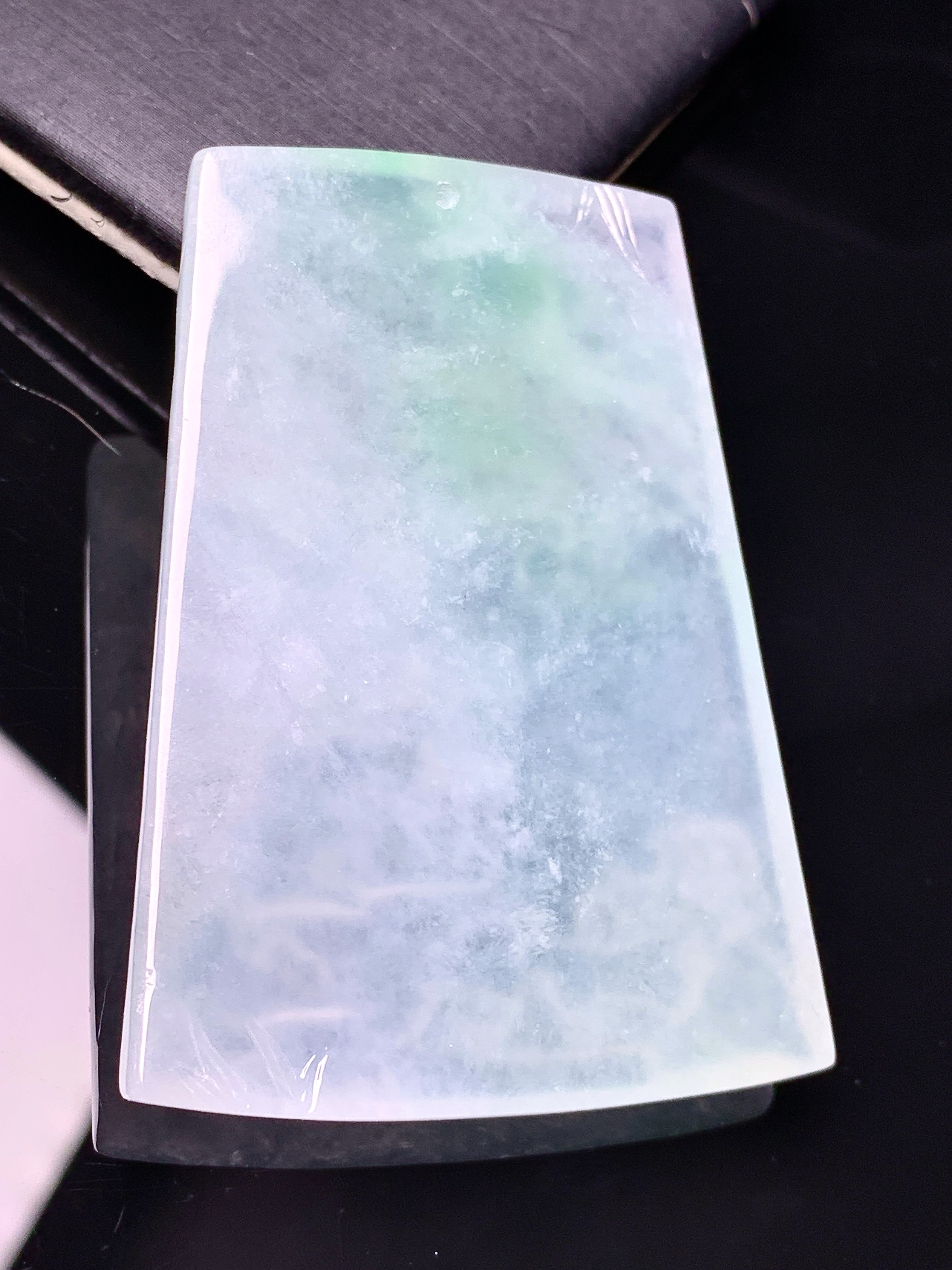 飘绿山水牌子吊坠 玉质细腻 色泽艳丽清新 水润亮眼 整体尺寸55.3*40.2*6 x7