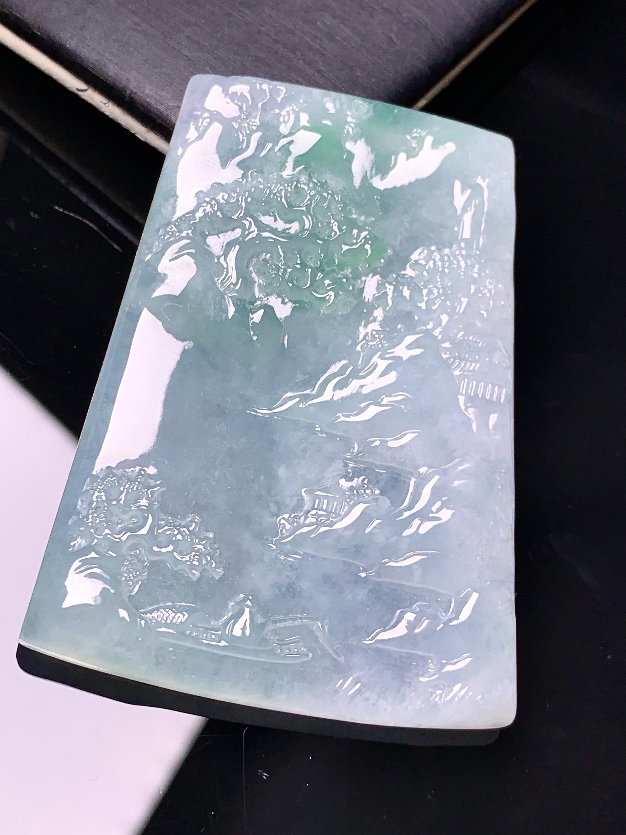 飘绿山水牌子吊坠 玉质细腻 色泽艳丽清新 水润亮眼 整体尺寸55.3*40.2*6 x7