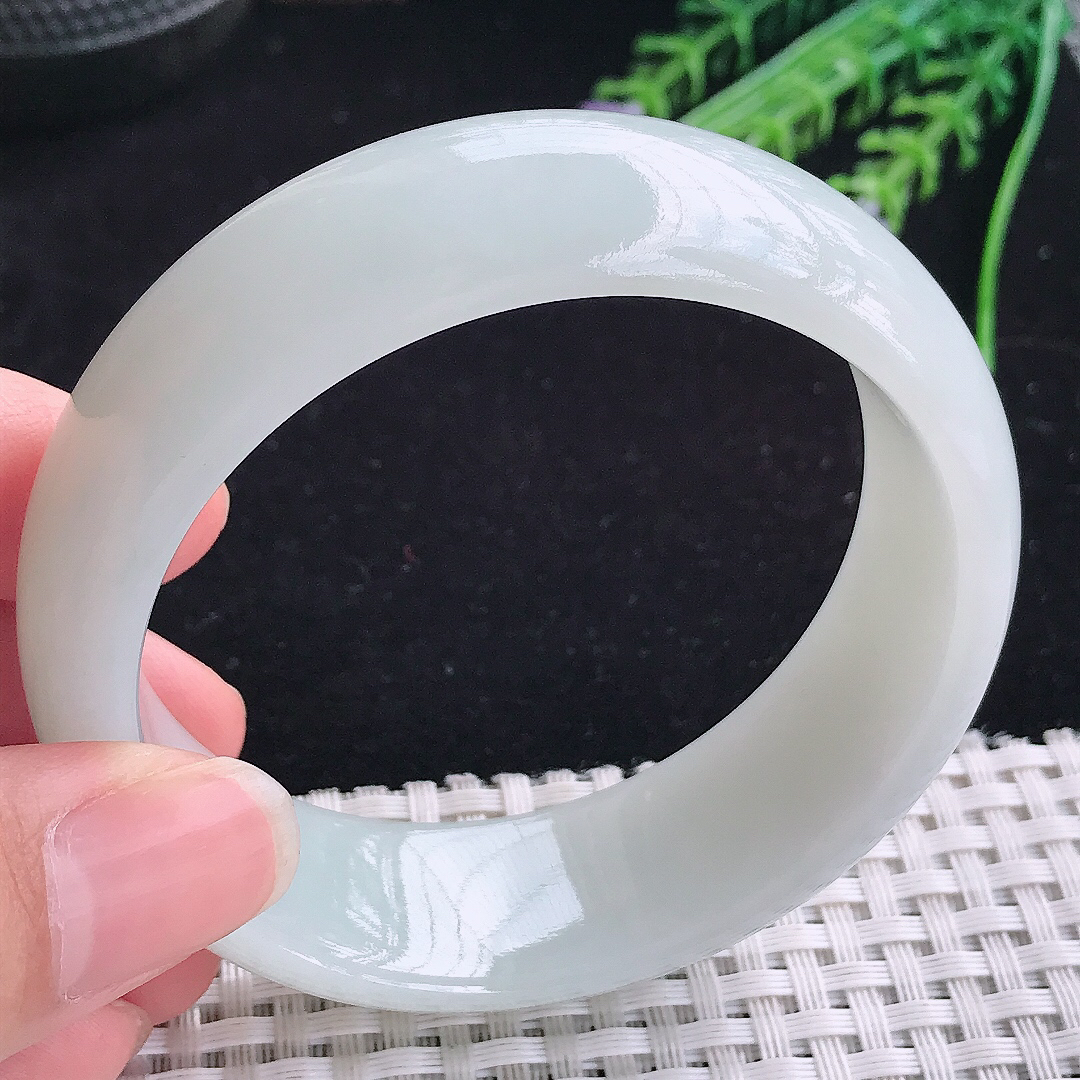 实拍a货翡翠57/20/8轮胎镯老坑秀气温润浅绿色手镯宽边玉手镯
