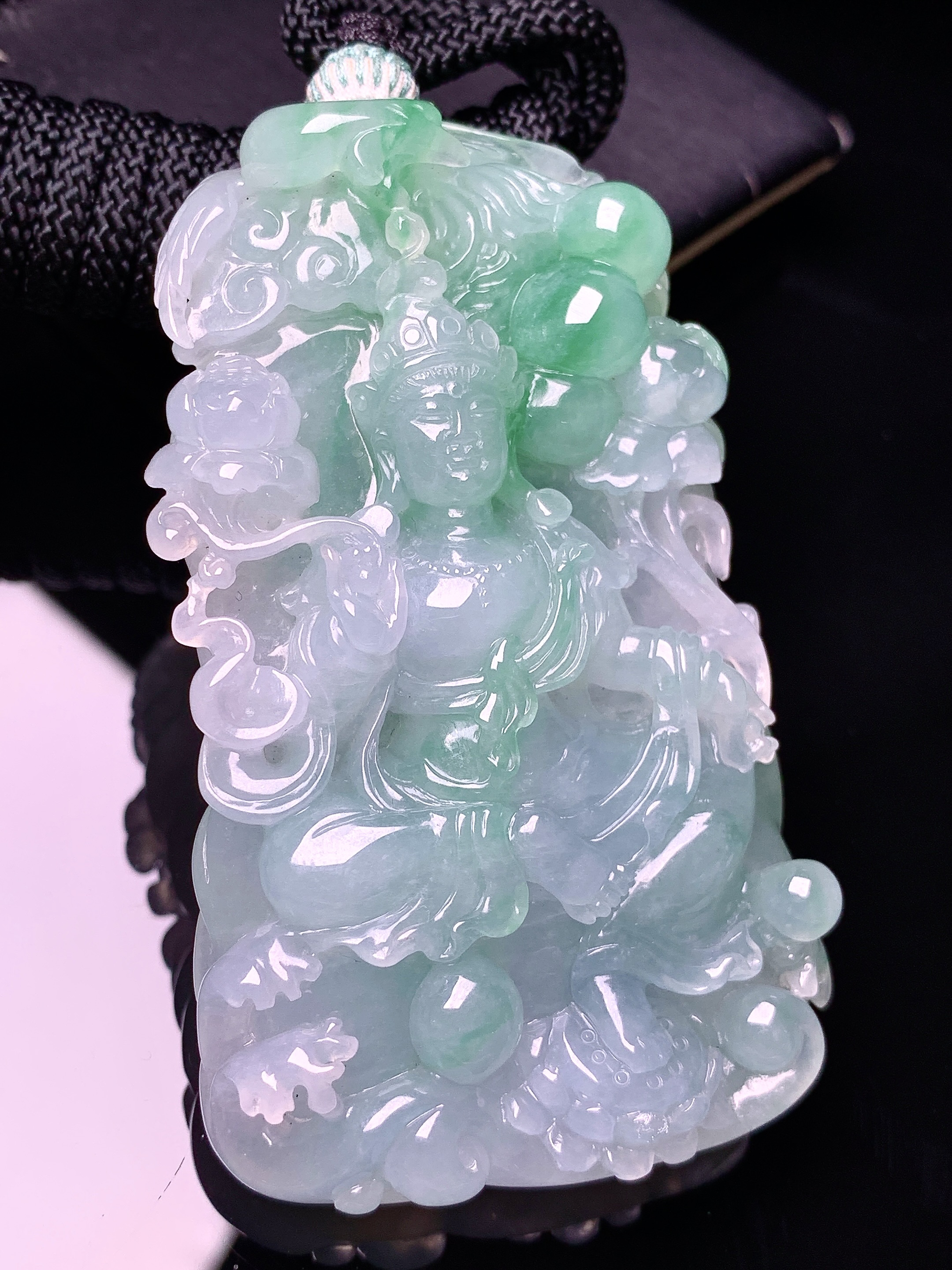 飘绿度母观音菩萨吊坠 玉质细腻 色泽艳丽清新 水润亮眼 整体尺寸68.6*45*16.6 a5