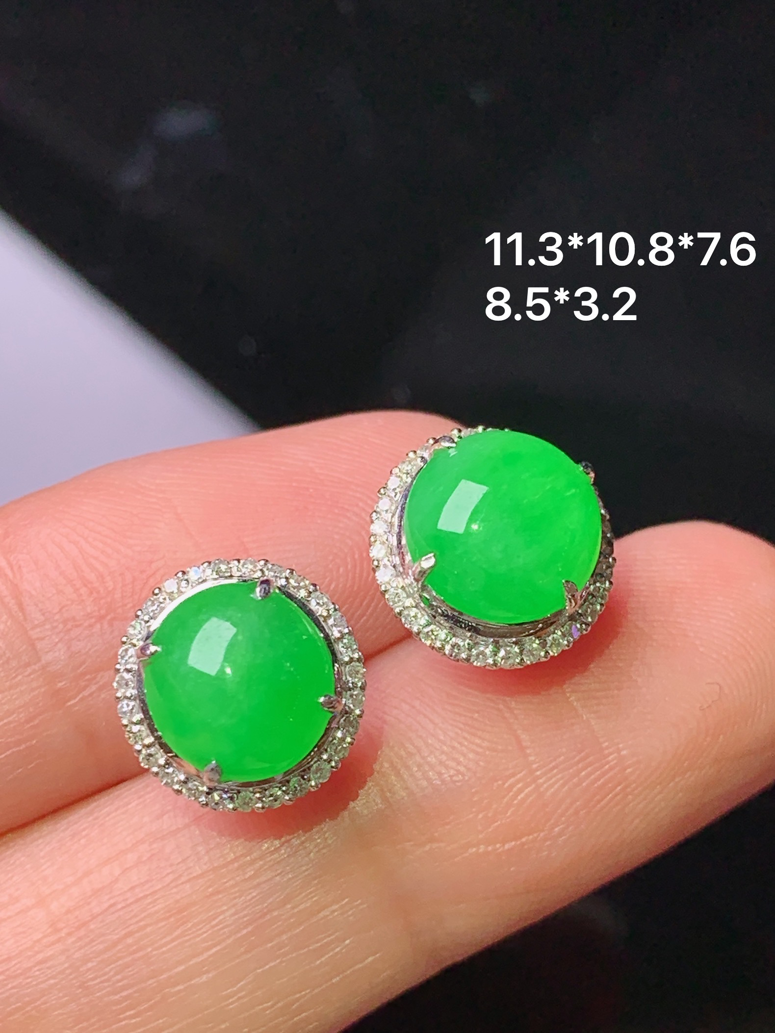 18k金钻镶嵌阳绿蛋面耳钉 玉质细腻 色泽艳丽清新 水润亮眼 整体尺寸11.3*10.8*7.6 z1