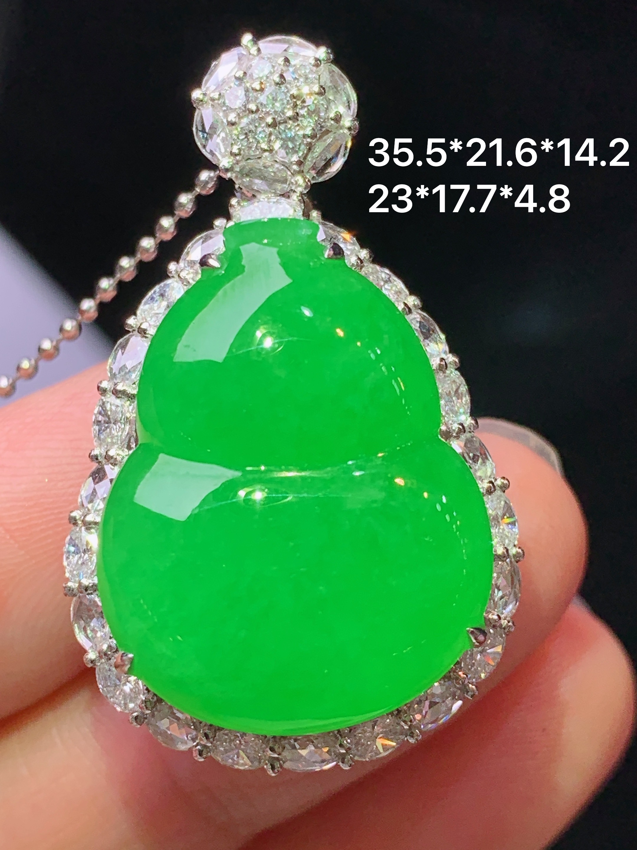 18k金钻镶嵌冰阳绿葫芦吊坠 玉质细腻 色泽艳丽清新 水润亮眼 整体尺寸35.5*21.6*14.2 g1