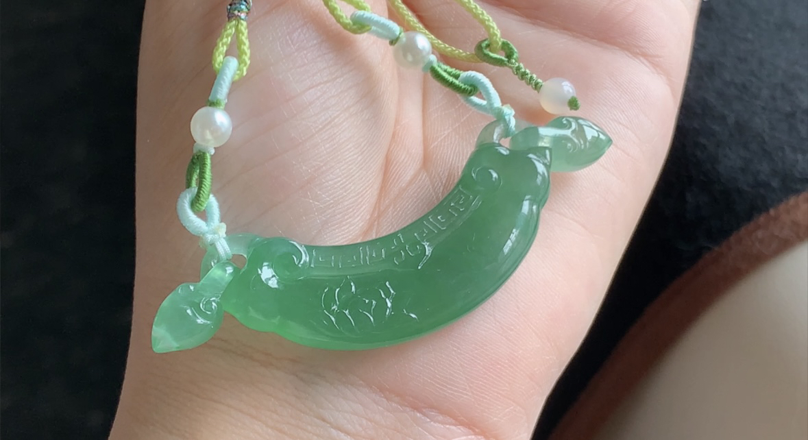 翡翠精品，如意玉衡，冰种完美，满绿
尺寸47-13-6 aa505..